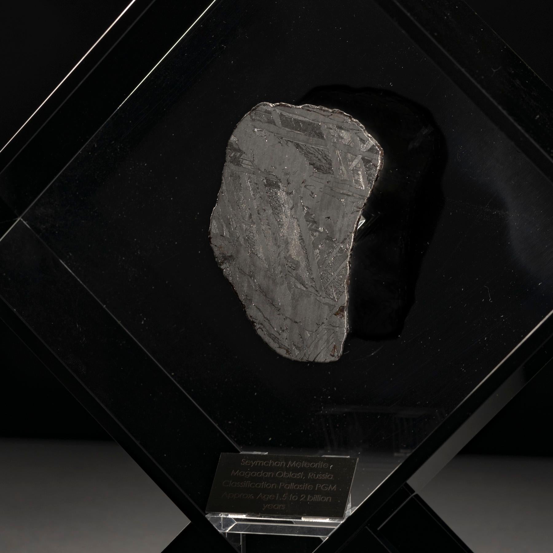 Acrilico Design originale, Meteorite di Seymchan in un espositore in acrilico nero in vendita