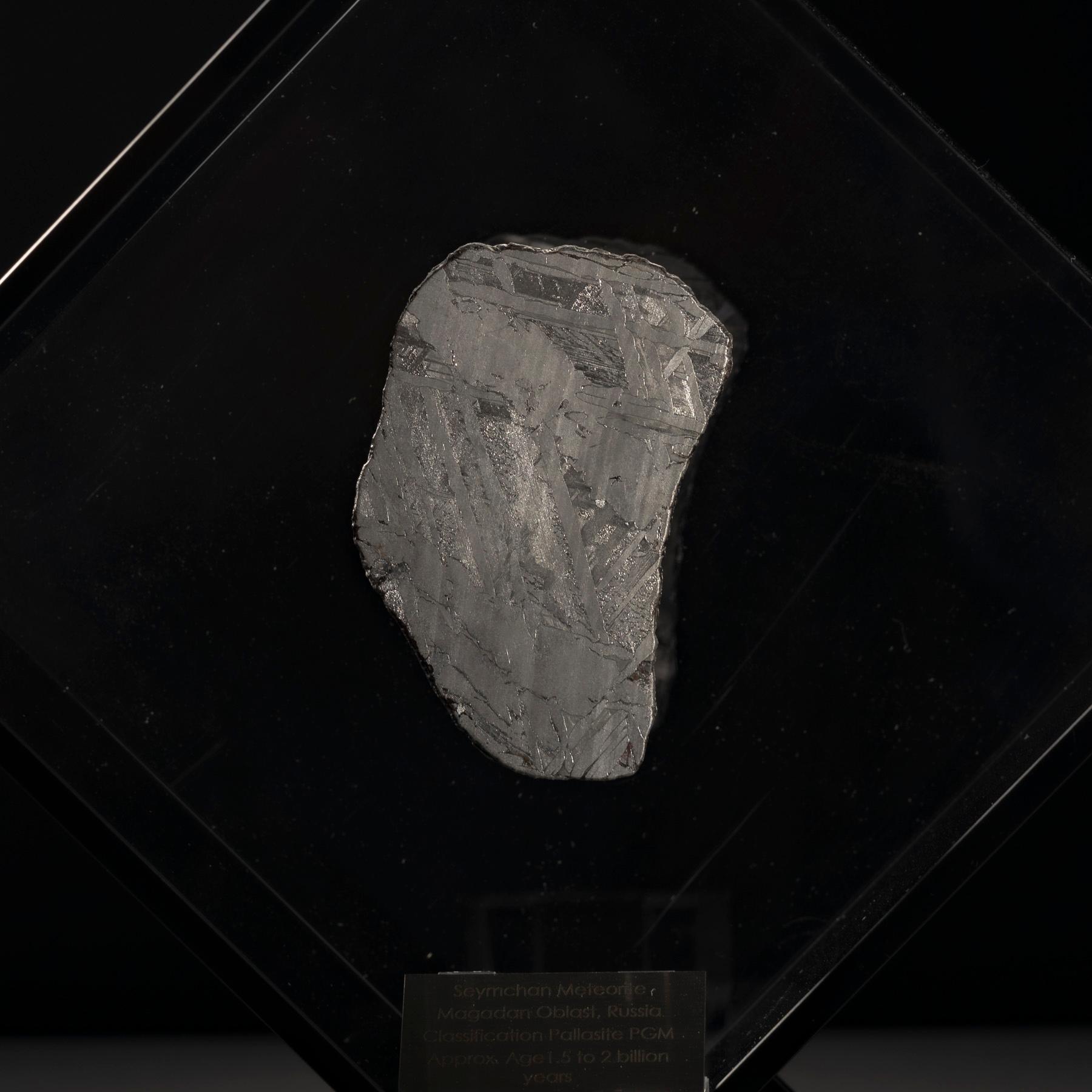 Acrylique Am designs, météorite Seymchan dans un présentoir en acrylique noir en vente