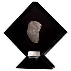 Diseño original, Meteorito Seymchan en un expositor acrílico negro