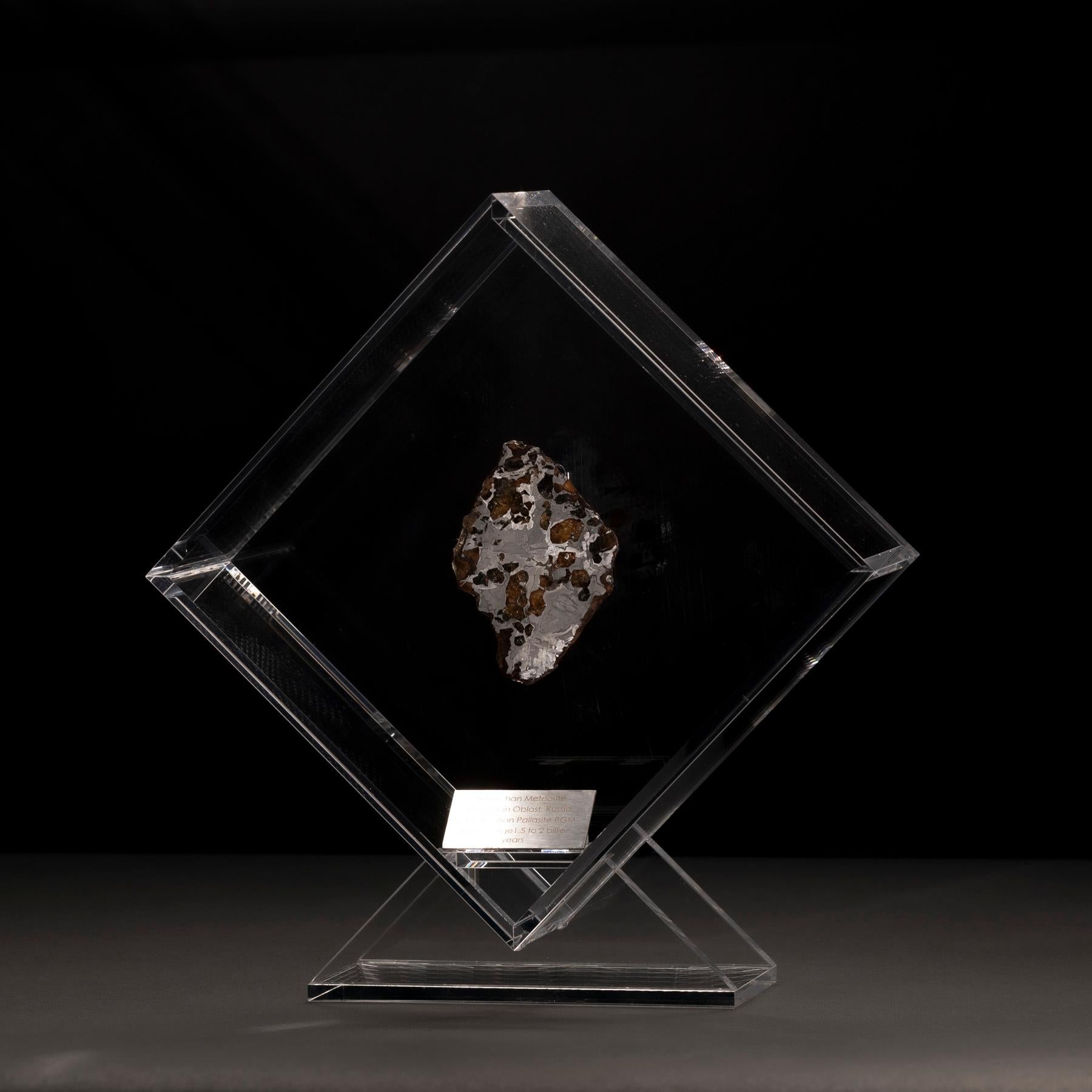 Organique Conception originale de Seymchan avec Meteorite d'Olivier dans une exposition en acrylique en vente