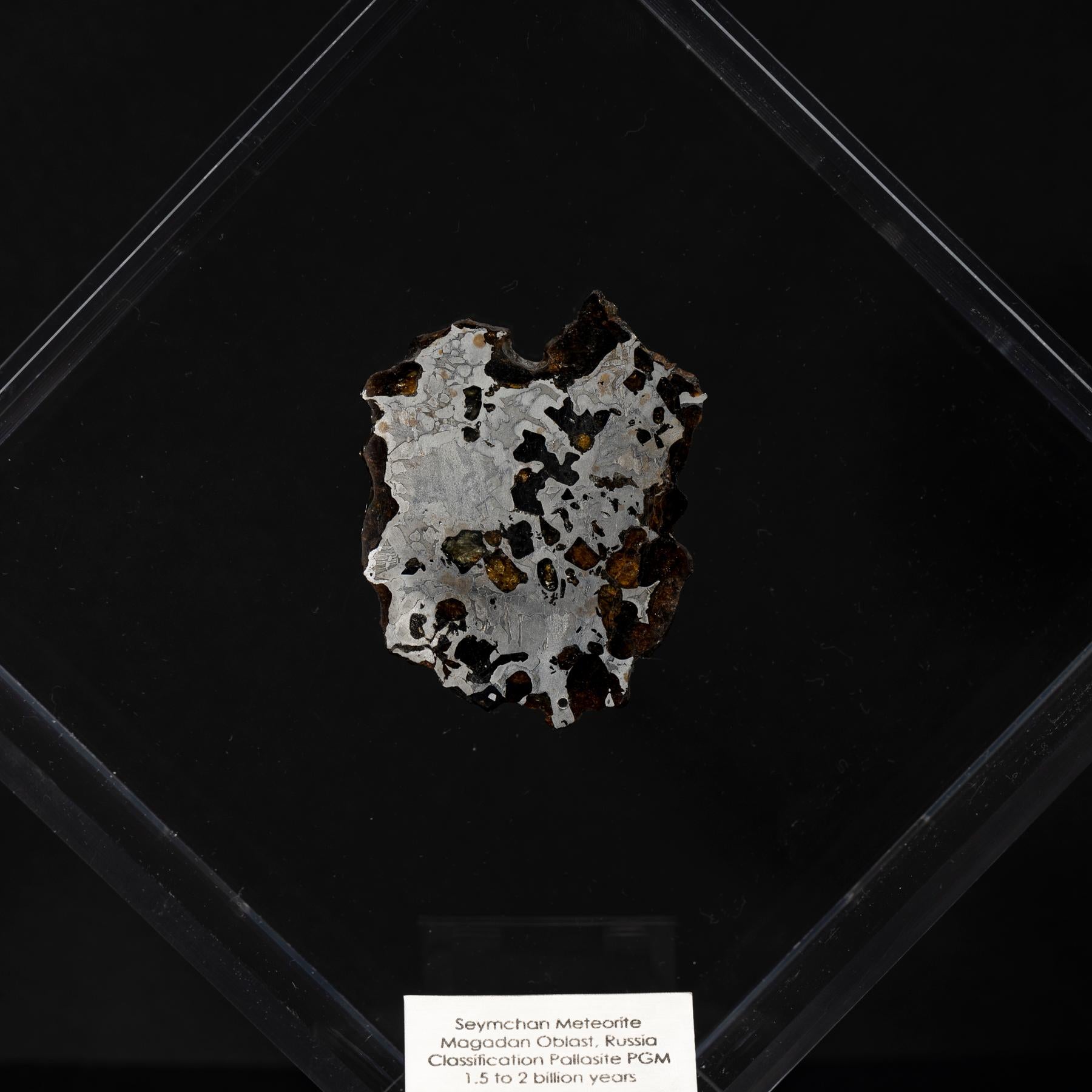 Mexicain Conception originale de Seymchan avec Meteorite d'Olivier dans une exposition en acrylique en vente
