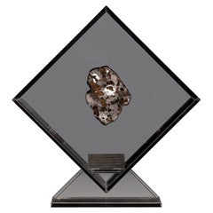 Conception originale, Seymchan avec une météorite Olivine dans une exposition en acrylique