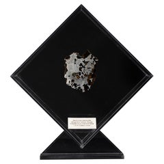 Diseño original, Seymchan con meteorito de olivino en un expositor acrílico