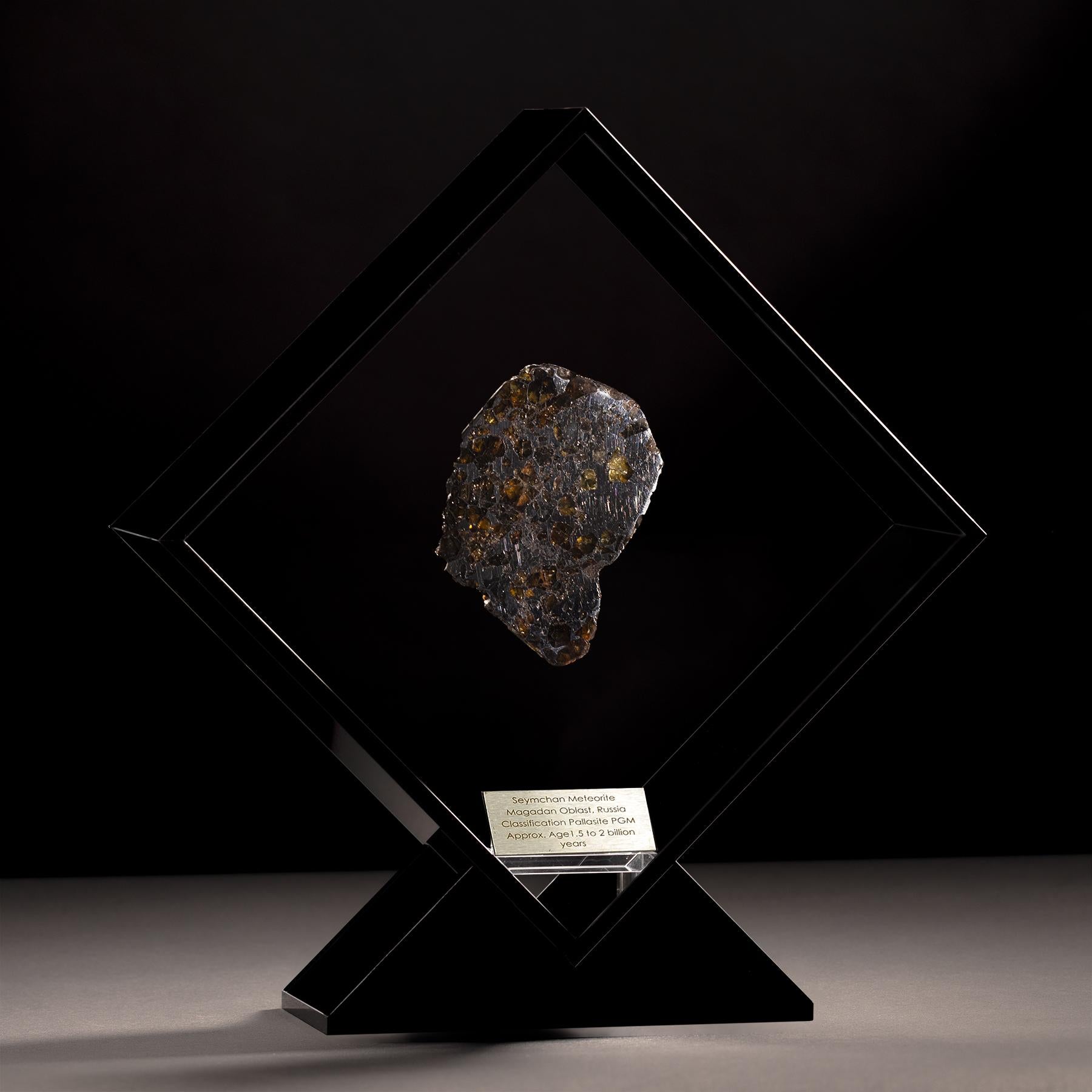 Messicano Design originale, Seymchan con Meteorite di Olivina in un espositore in acrilico nero in vendita