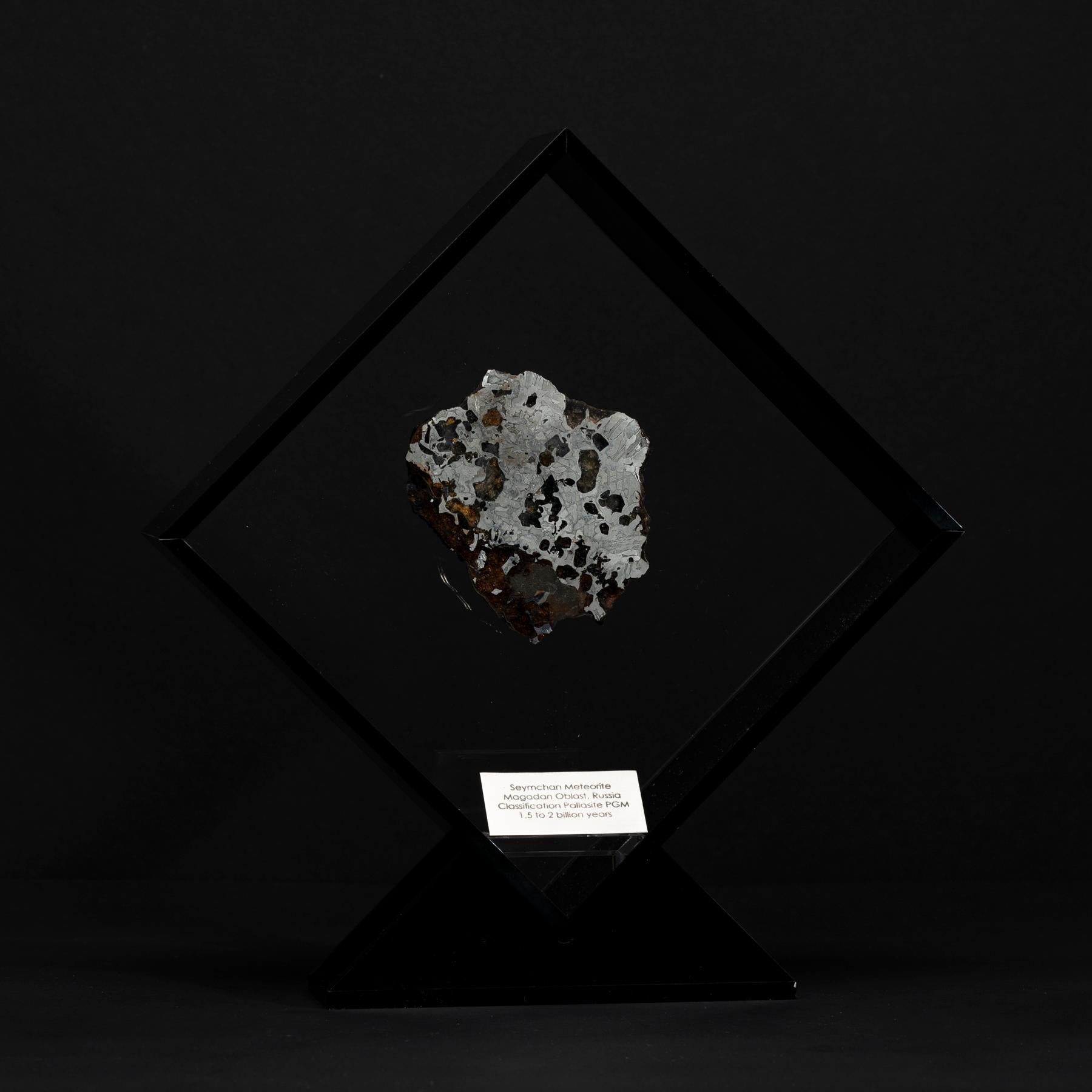Mexicain Conception originale, Seymchan avec Olivine Meteorite dans une vitrine en acrylique noire en vente