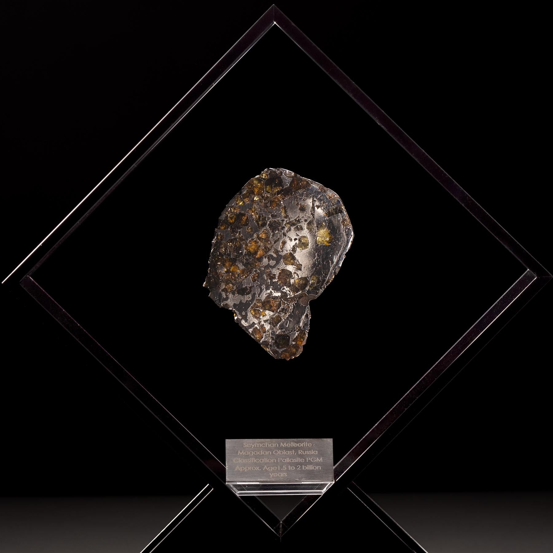 XXIe siècle et contemporain Conception originale, Seymchan avec Olivine Meteorite dans une vitrine en acrylique noire en vente