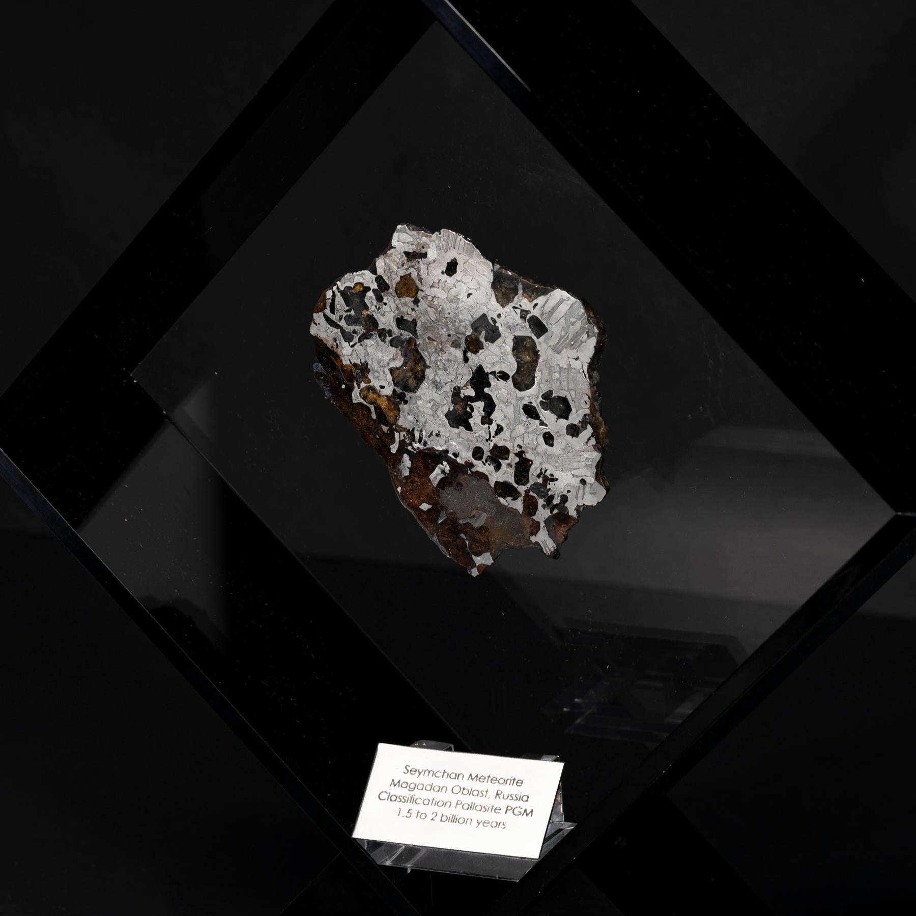 Acrylique Conception originale, Seymchan avec Olivine Meteorite dans une vitrine en acrylique noire en vente
