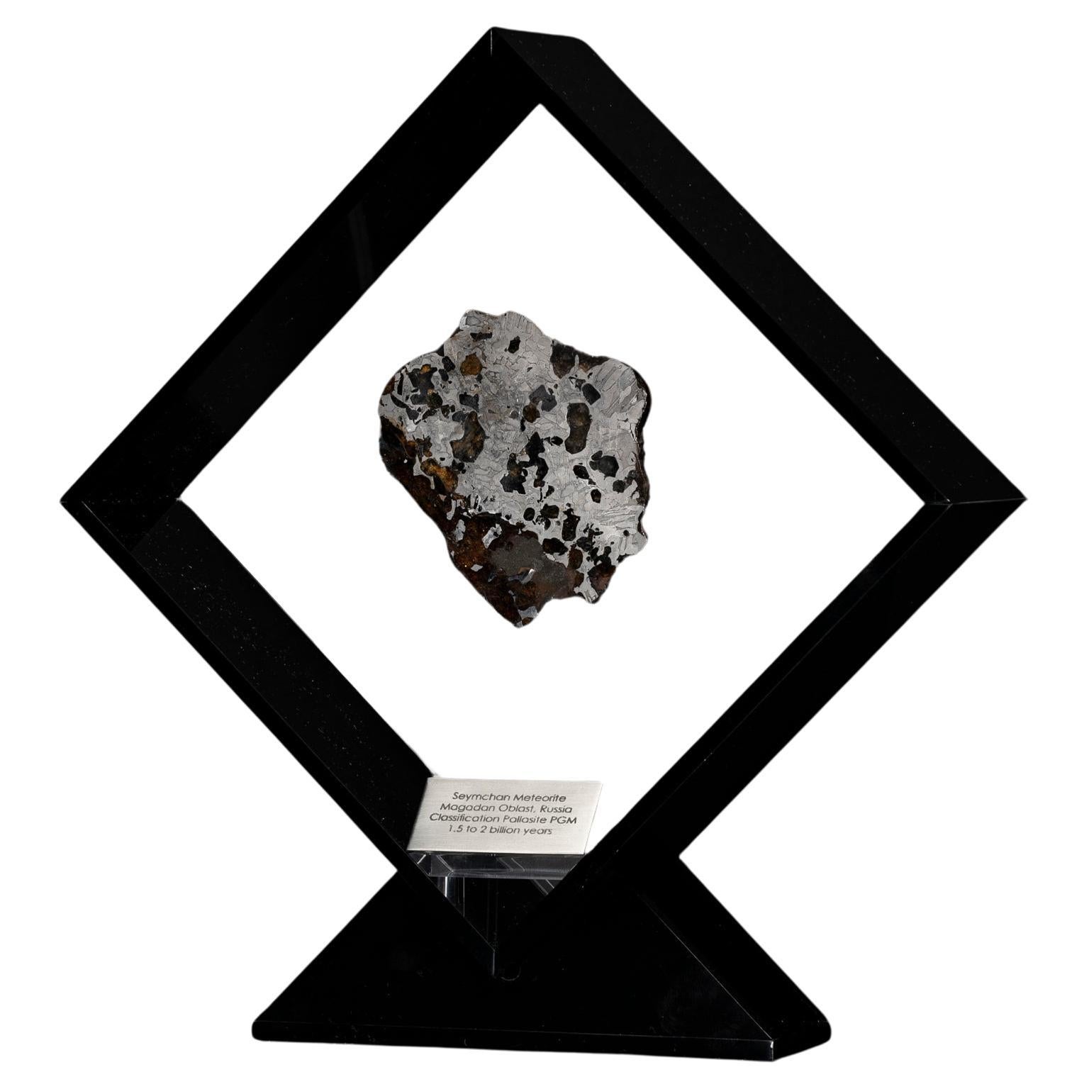 Conception originale, Seymchan avec Olivine Meteorite dans une vitrine en acrylique noire