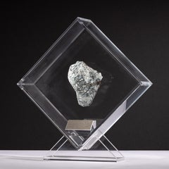 Diseño original, Seymchan con meteorito de olivino en un expositor de acrílico transparente