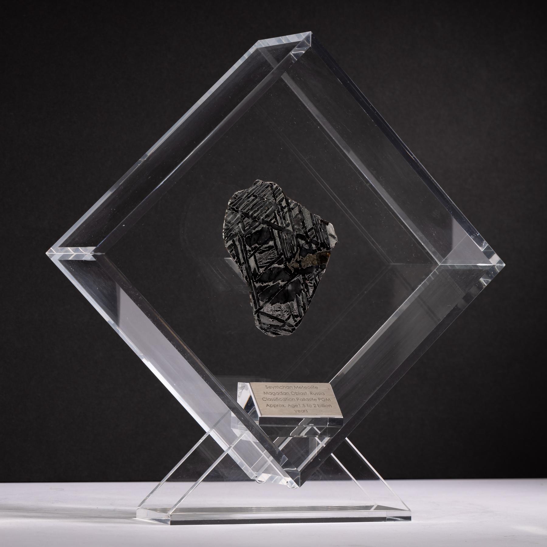 Mexicain Conception originale de Seymchan avec une météorite olivienne dans une vitrine en acrylique transparente en vente