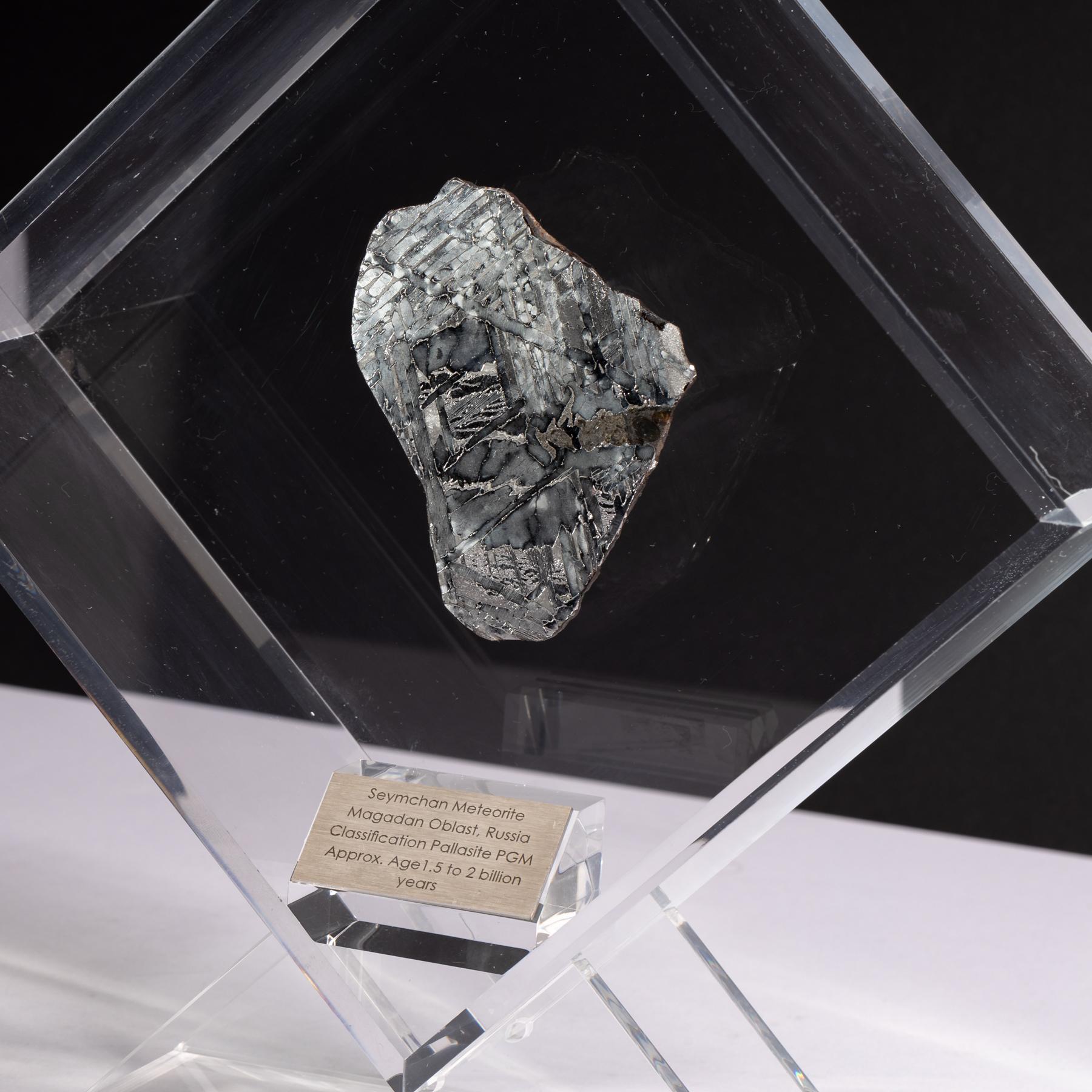 Original Design, Seymchan with Olivine Meteorite in a Clear Acrylic Display In New Condition For Sale In Polanco, CDMX