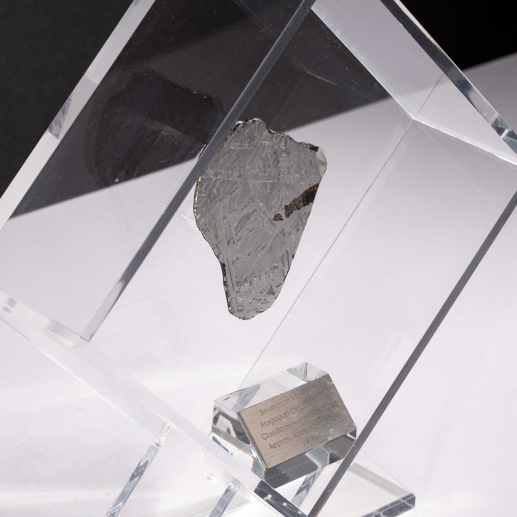 XXIe siècle et contemporain Conception originale de Seymchan avec une météorite olivienne dans une vitrine en acrylique transparente en vente
