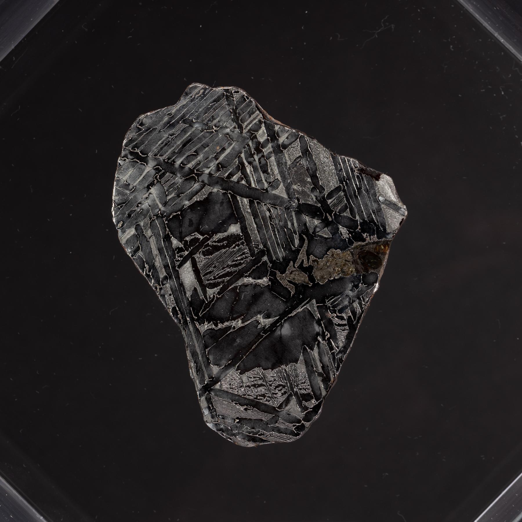 Acrylique Conception originale de Seymchan avec une météorite olivienne dans une vitrine en acrylique transparente en vente