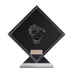 Diseño original, Seymchan con meteorito de olivino en un expositor de acrílico transparente