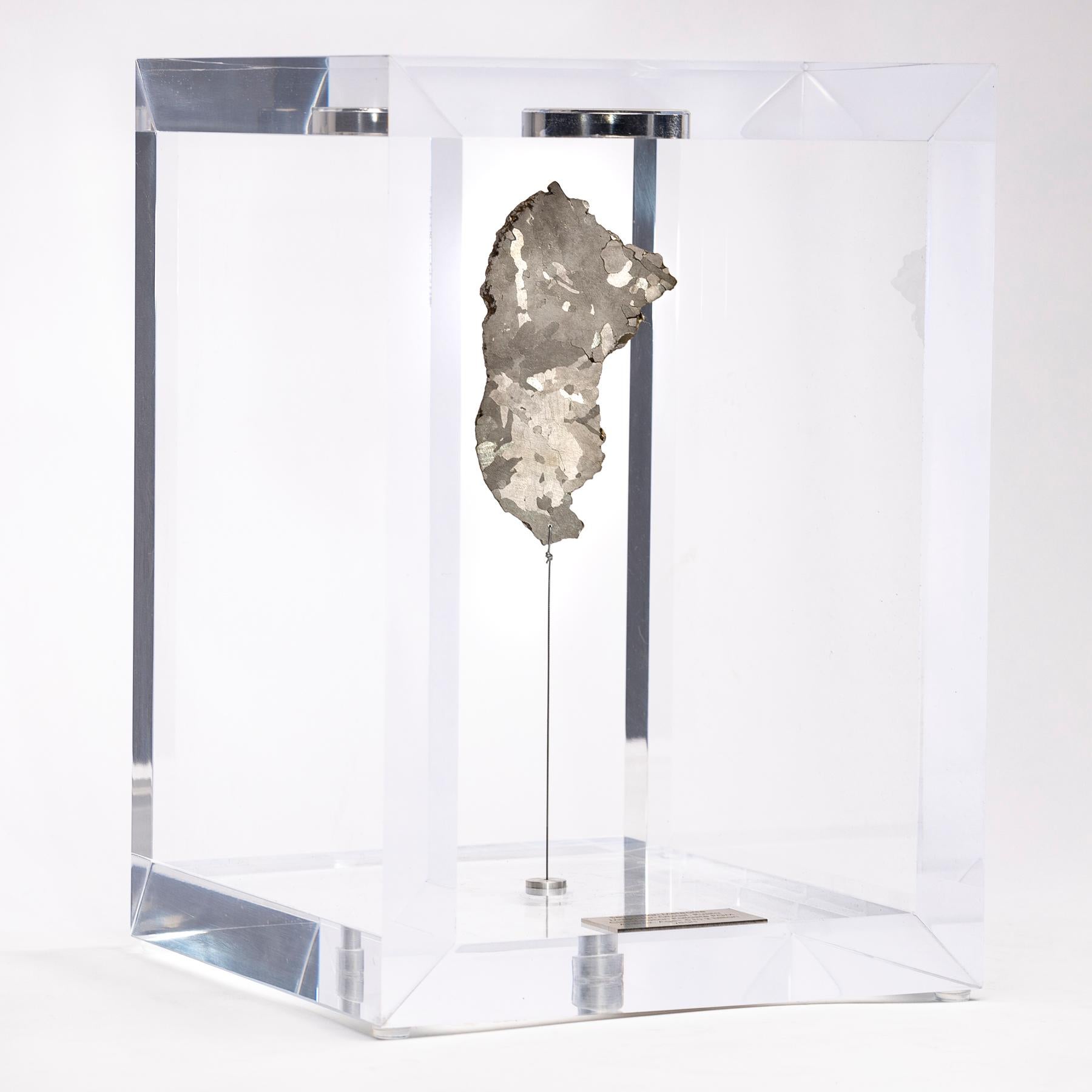 The “Space Box” was designed by Ernesto Duran, as a creative way to enhance the uniqueness of meteorites and could also be use as a decorative piece. It´s an acrylic box with a magnet on top and a steel string pulling the meteorite straight