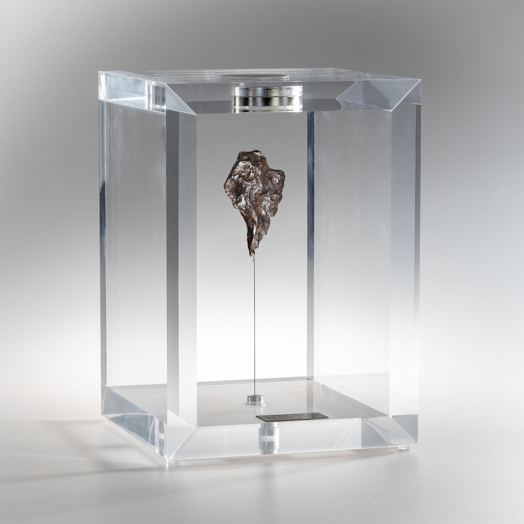 Organique Boîte d'origine, boîte spatiale, météorite de Chinge dans une boîte en acrylique en vente