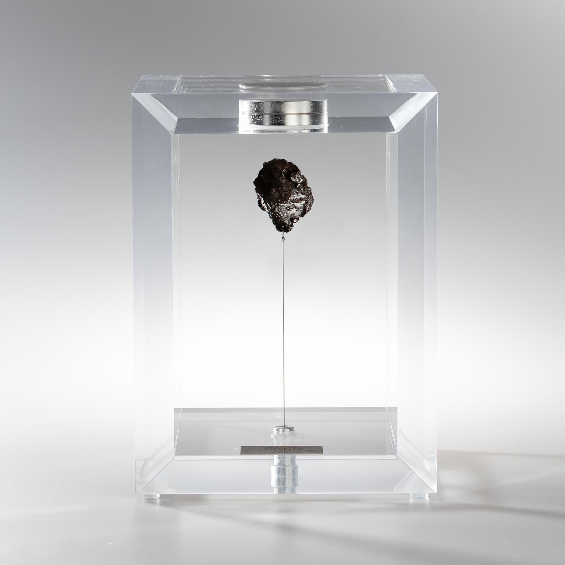 Organique Boîte spatiale d'origine, sikhote russe Alin Meteorite dans une boîte en acrylique en vente