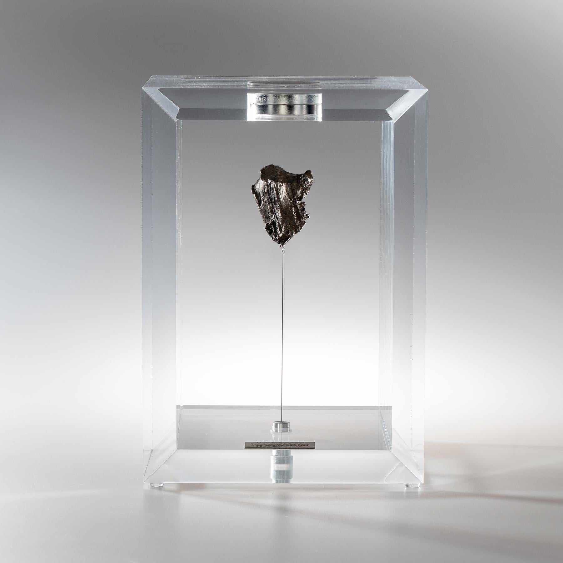 The “Space Box” was designed by Ernesto Duran, as a creative way to enhance the uniqueness of meteorites and could also be used as a decorative piece. It´s an acrylic box with a magnet on top and a steel string pulling the meteorite straight