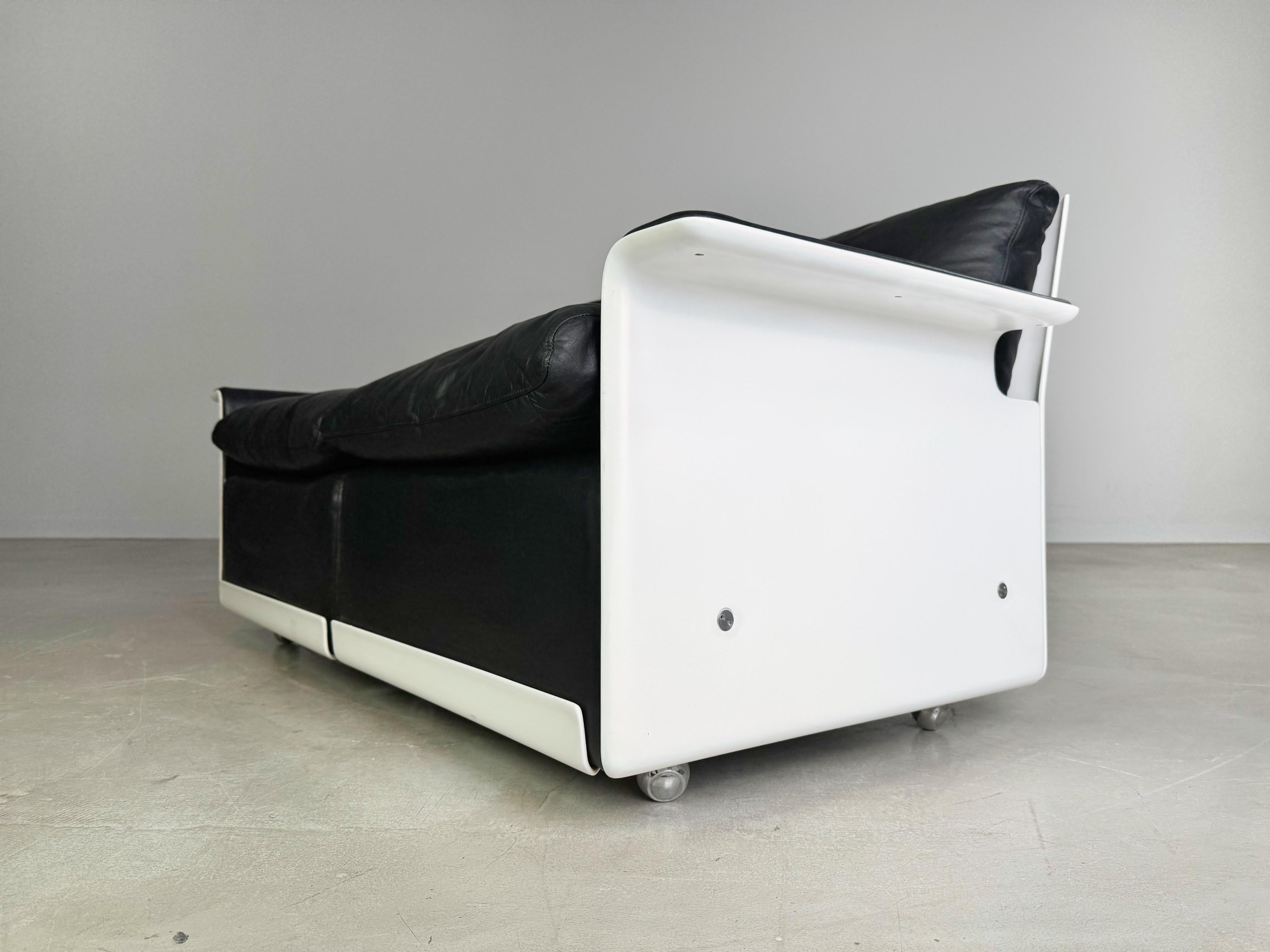 Wir bieten einen wunderschönen Zweisitzer von Vitsoe aus den 1960er Jahren zum Verkauf an. Das Design stammt von Dieter Rams, einem der bekanntesten Designer der Bauhaus Epoche und wird bis heute von Vitsoe hergestellt & verkauft. Ein Rückenpolster