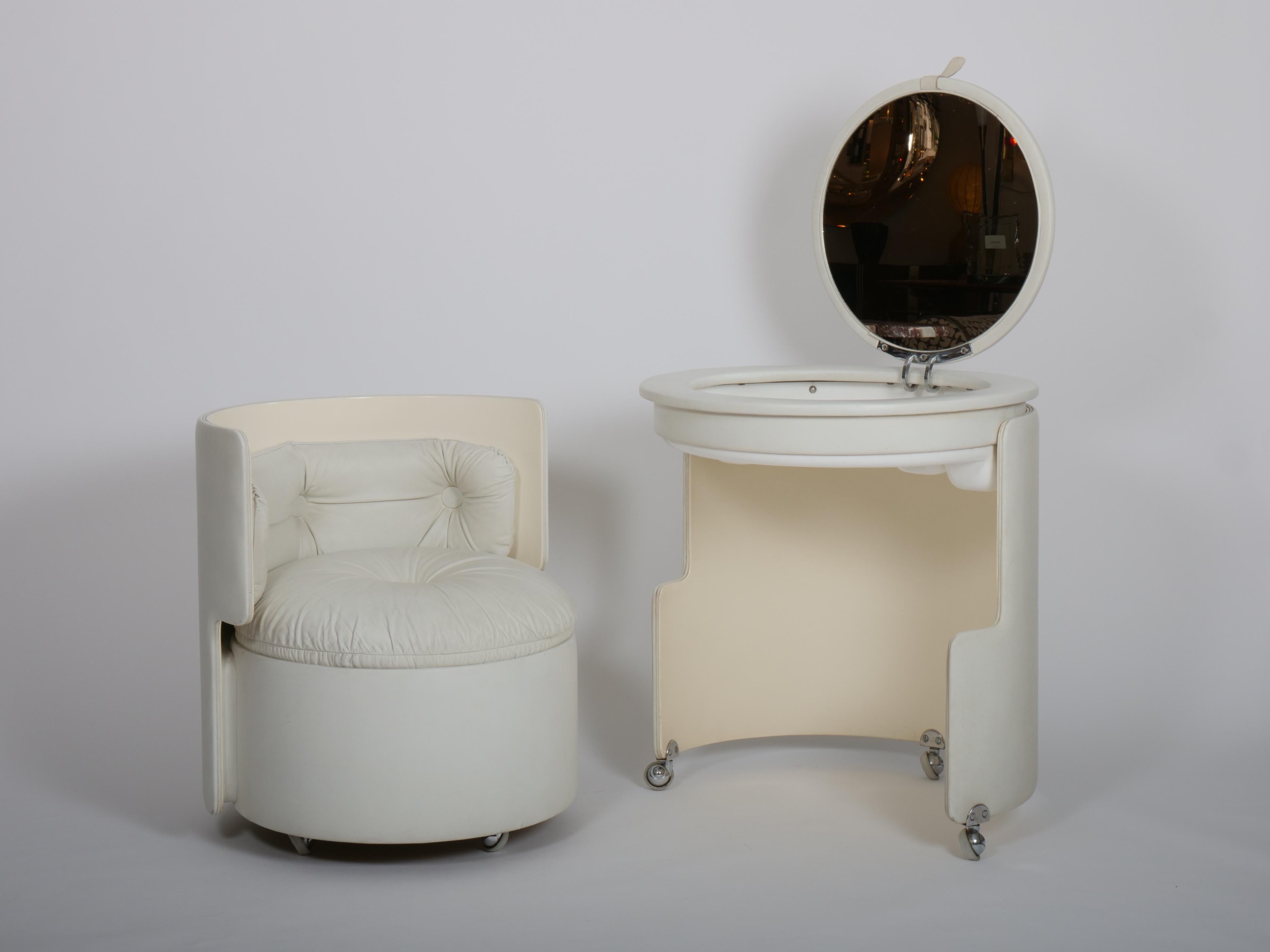 Original weißes Leder 'Dilly Dally' Eitelkeit von Luigi Massoni Italien um 1968 im Zustand „Gut“ im Angebot in London, GB