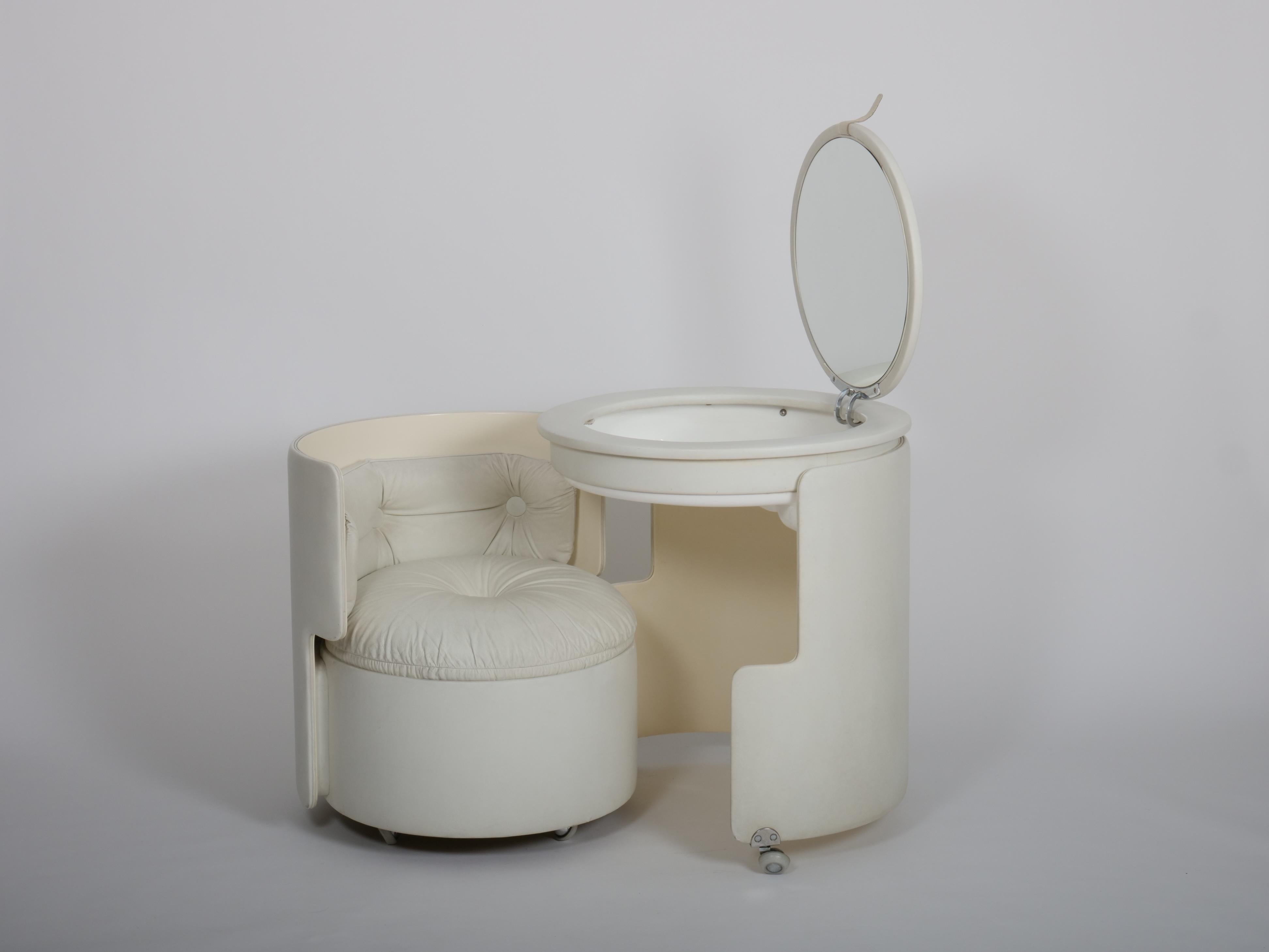 Original weißes Leder 'Dilly Dally' Eitelkeit von Luigi Massoni Italien um 1968 (Mitte des 20. Jahrhunderts) im Angebot