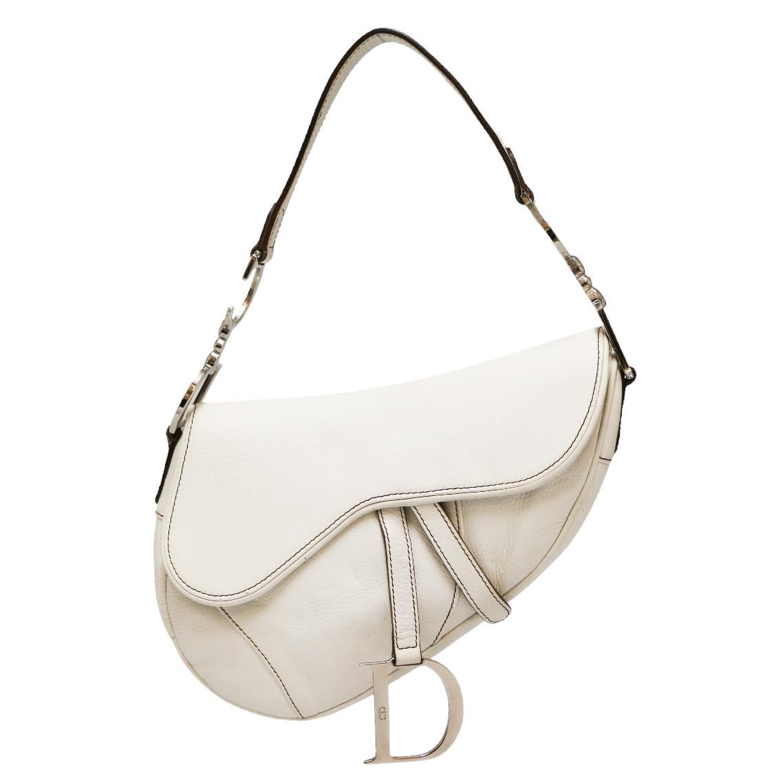 Amazing vintage Christian Dior original saddle bag from 2002 in white leather
Condition : good
Made in Italy
Model : Saddle
Material : leather
Interior : brown monogram fabric
Color : white
Dimensions : 25.5 x 20 x 6.5 cm
Serial number : yes
Year :