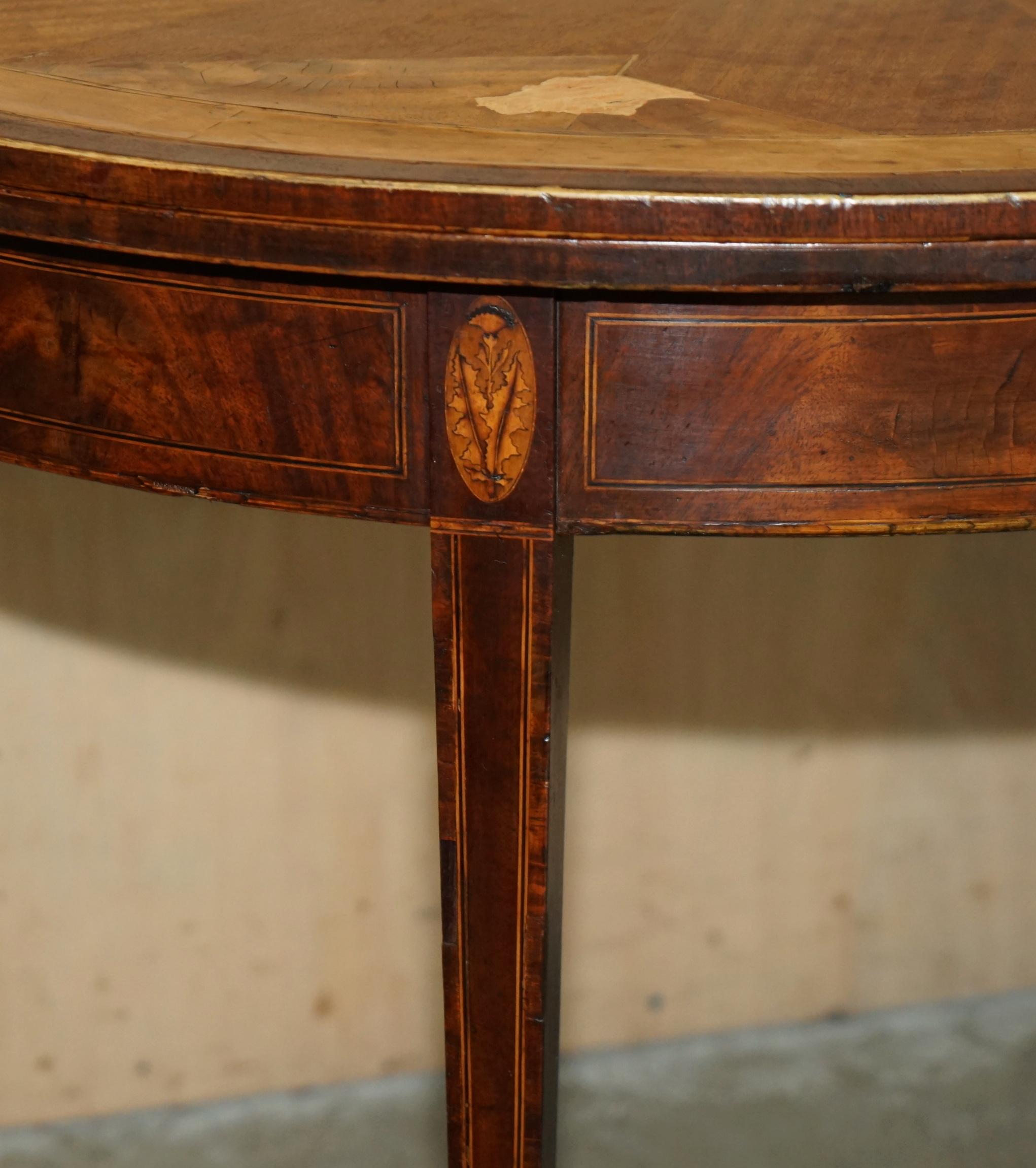 ORIGINAL DISTRESsed ANTiQUE GEORGIAN SHERATON DEMI LUNE CARVED TABLE LEATHER TOP (Georgian) im Angebot