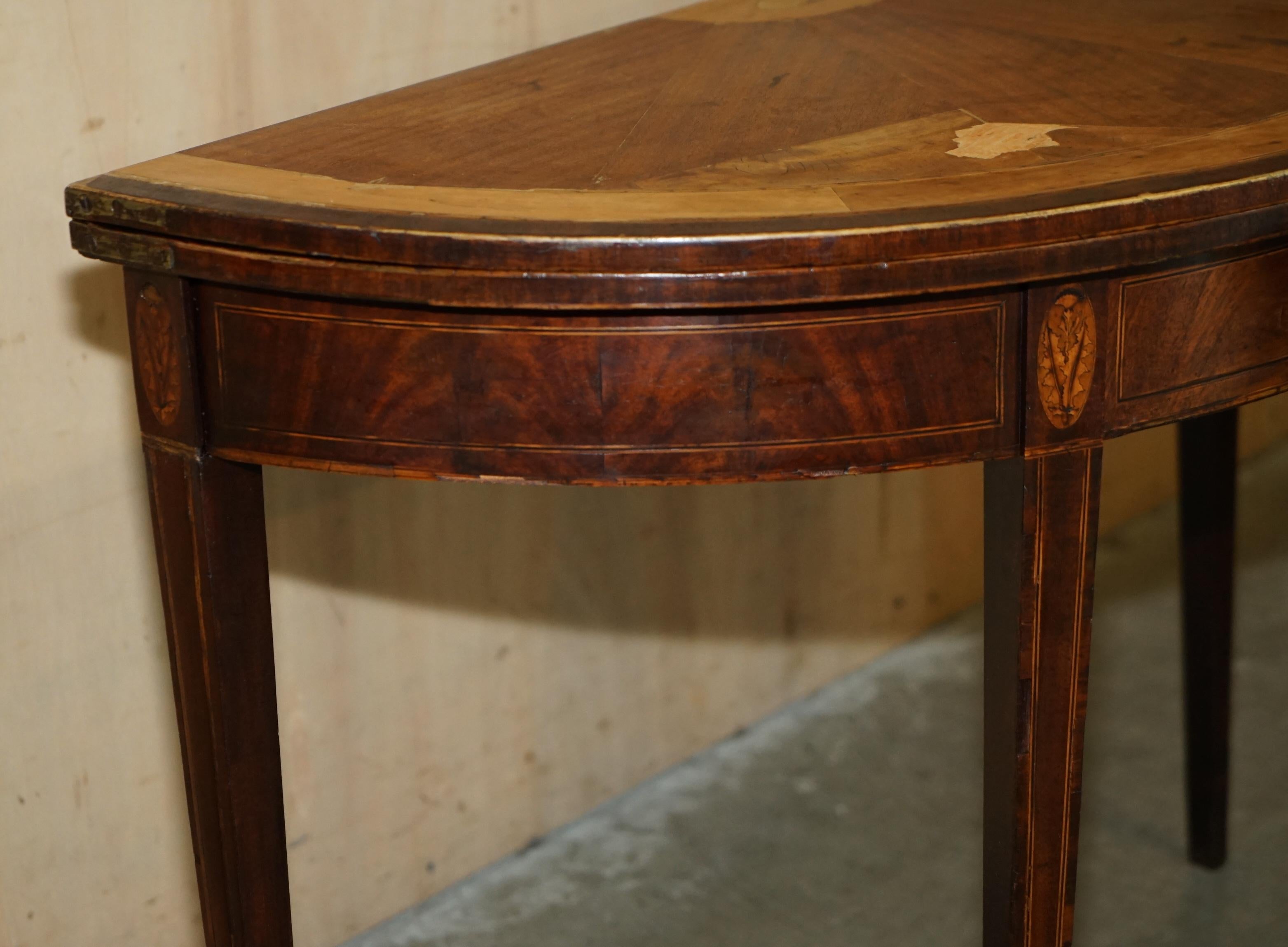 ORIGINAL DISTRESsed ANTiQUE GEORGIAN SHERATON DEMI LUNE CARVED TABLE LEATHER TOP (Englisch) im Angebot