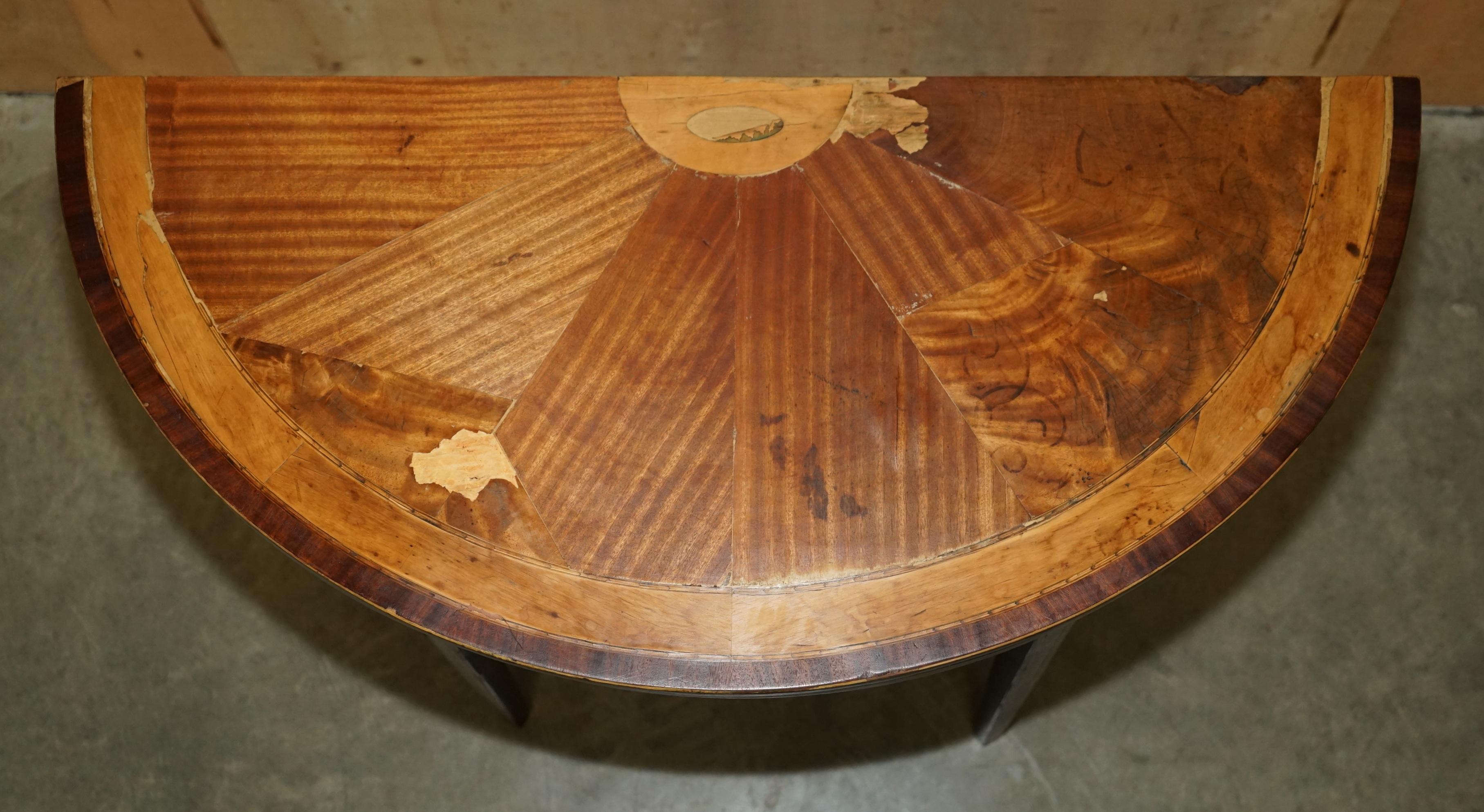 ORIGINAL DISTRESsed ANTiQUE GEORGIAN SHERATON DEMI LUNE CARVED TABLE LEATHER TOP im Zustand „Starke Gebrauchsspuren“ im Angebot in West Sussex, Pulborough