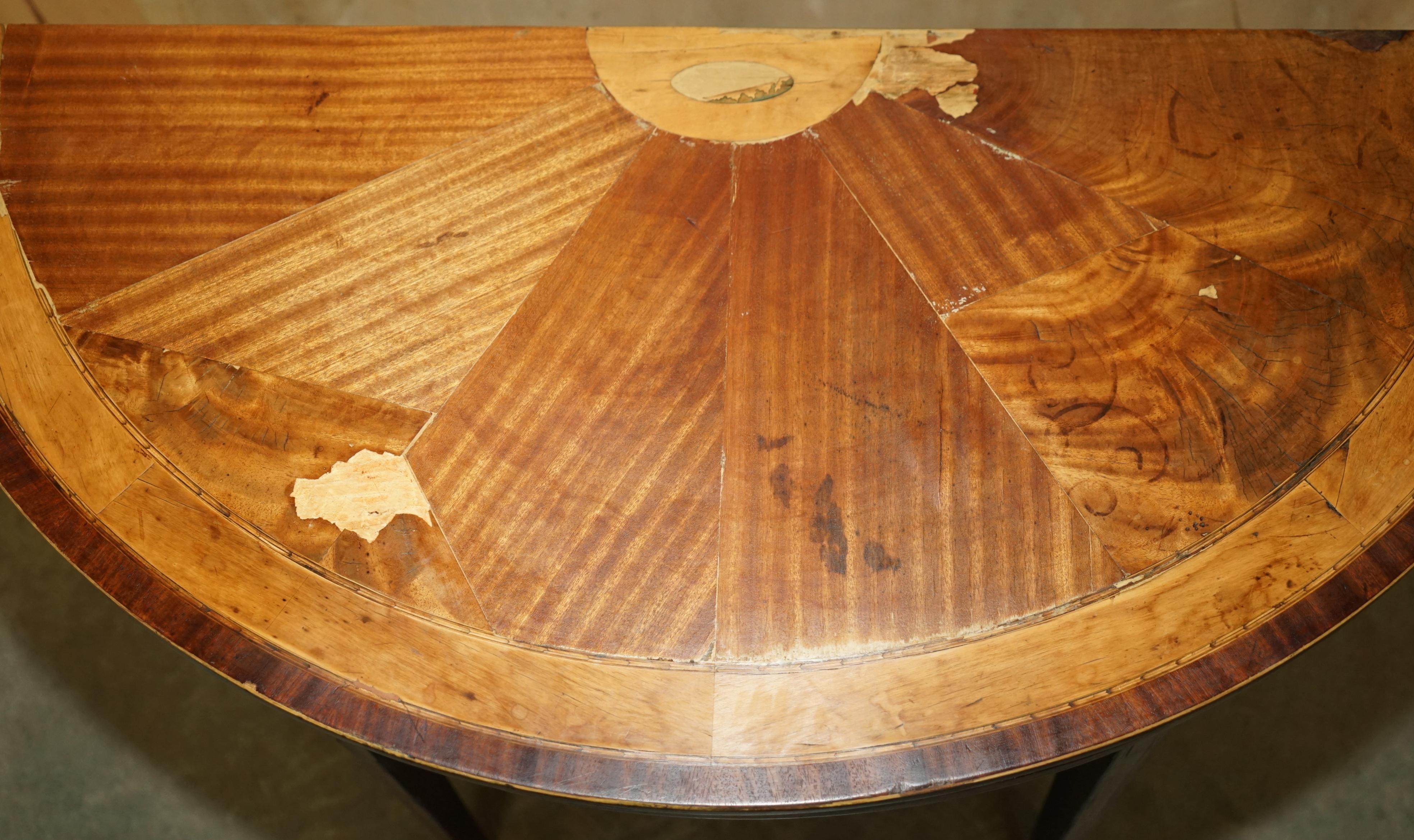 ORIGINAL DISTRESsed ANTiQUE GEORGIAN SHERATON DEMI LUNE CARVED TABLE LEATHER TOP (Leder) im Angebot