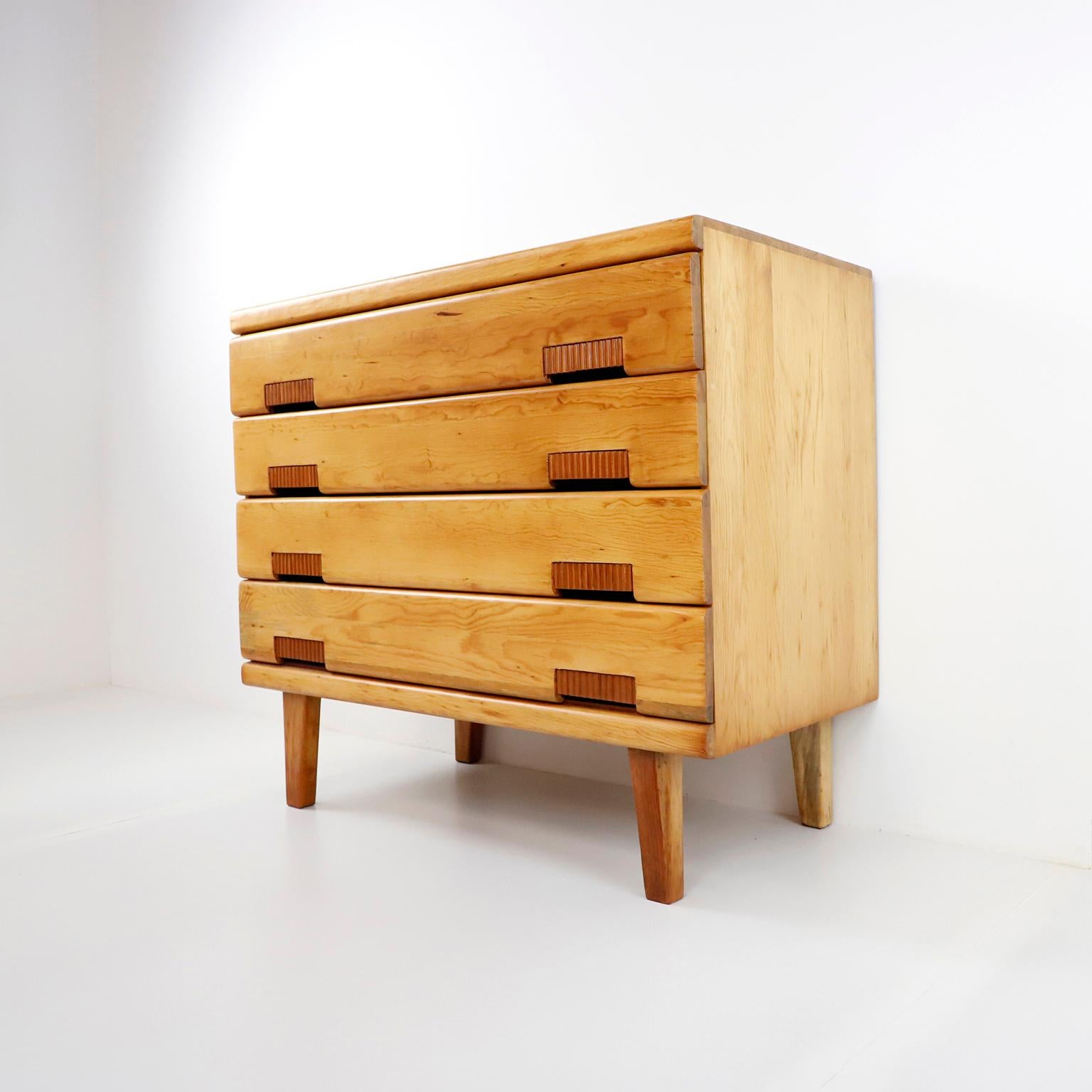 Wir bieten diese seltene originale Domus-Schublade von Michael Van Beuren aus Kiefernholz an. Entworfen von dem amerikanischen Bauhaus-Designer Michael Van Beuren in Mexiko, um 1950, handgefertigt aus massivem Kiefernholz, wurde diese Schublade