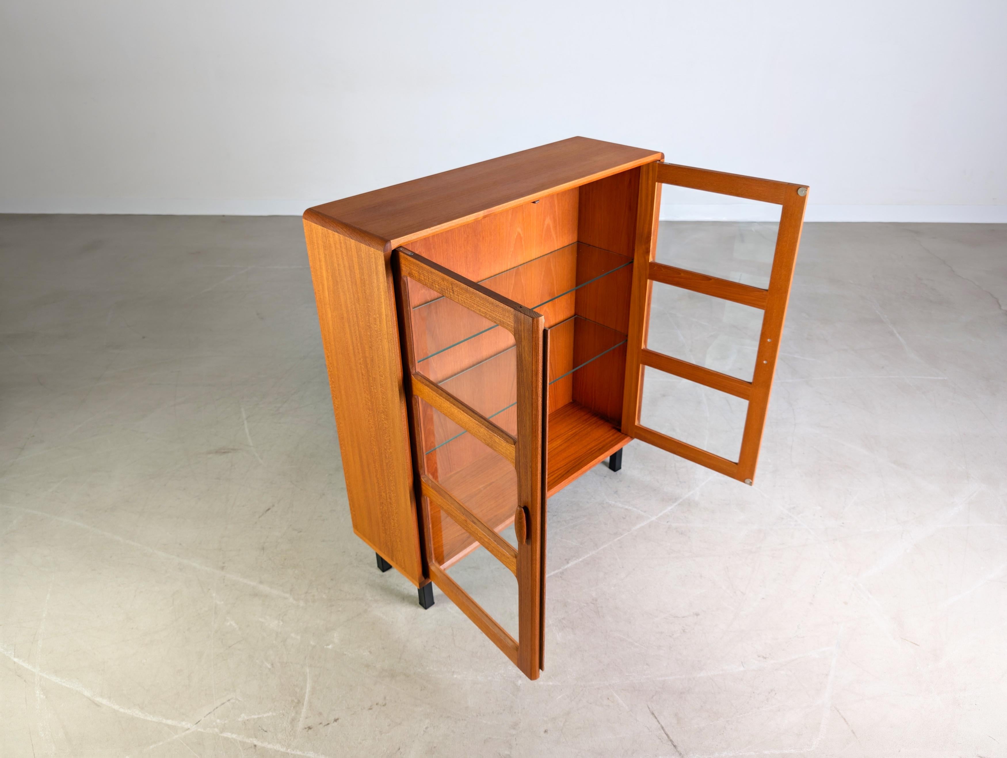 Original Dyrlund Vintage Vitrine Midcentury Sideboard Teak 1960er im Zustand „Gut“ im Angebot in Berlin, DE