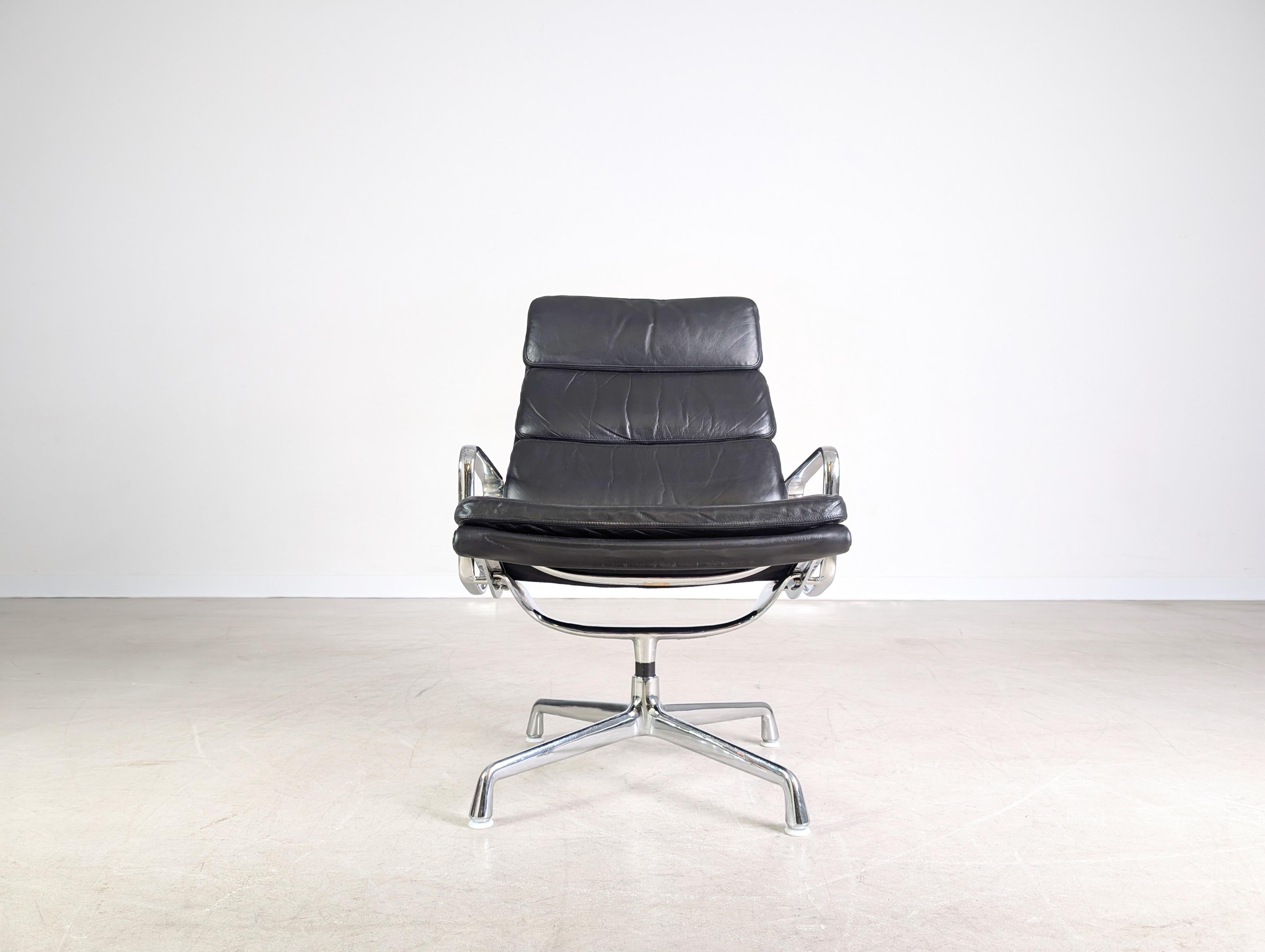Mid-Century Modern Original EA 216 Sessel Herman Miller Charles Ray Eames soft pad en vente