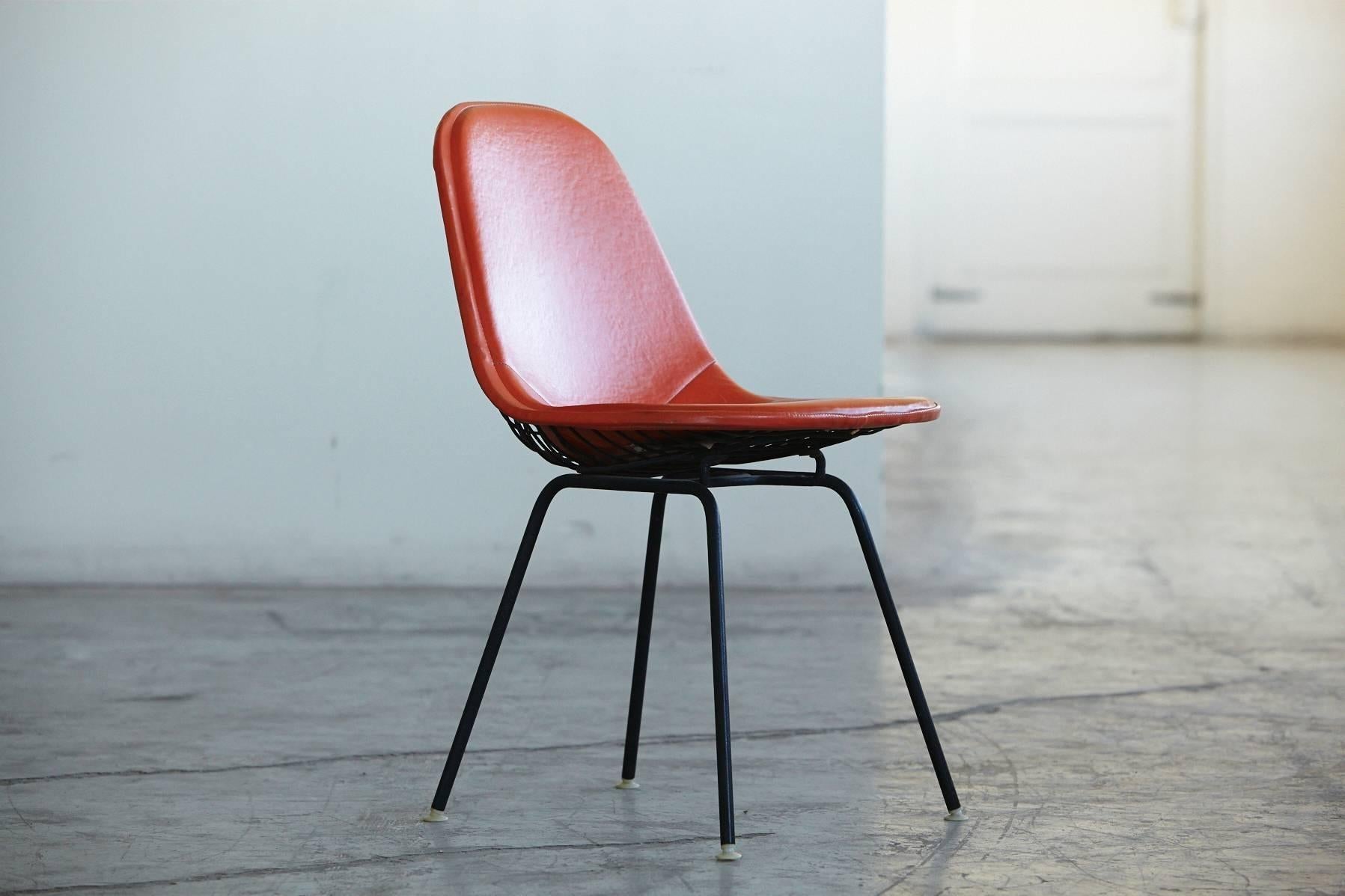 Charles und Ray Eames Beistellstuhl DKX-1 aus orangefarbenem Leder für Herman Miller, ca. 1960er Jahre.
Der Stuhl ist in sehr gutem Vintage-Zustand, keine Beschädigungen am Leder, sehr solider Stuhl.