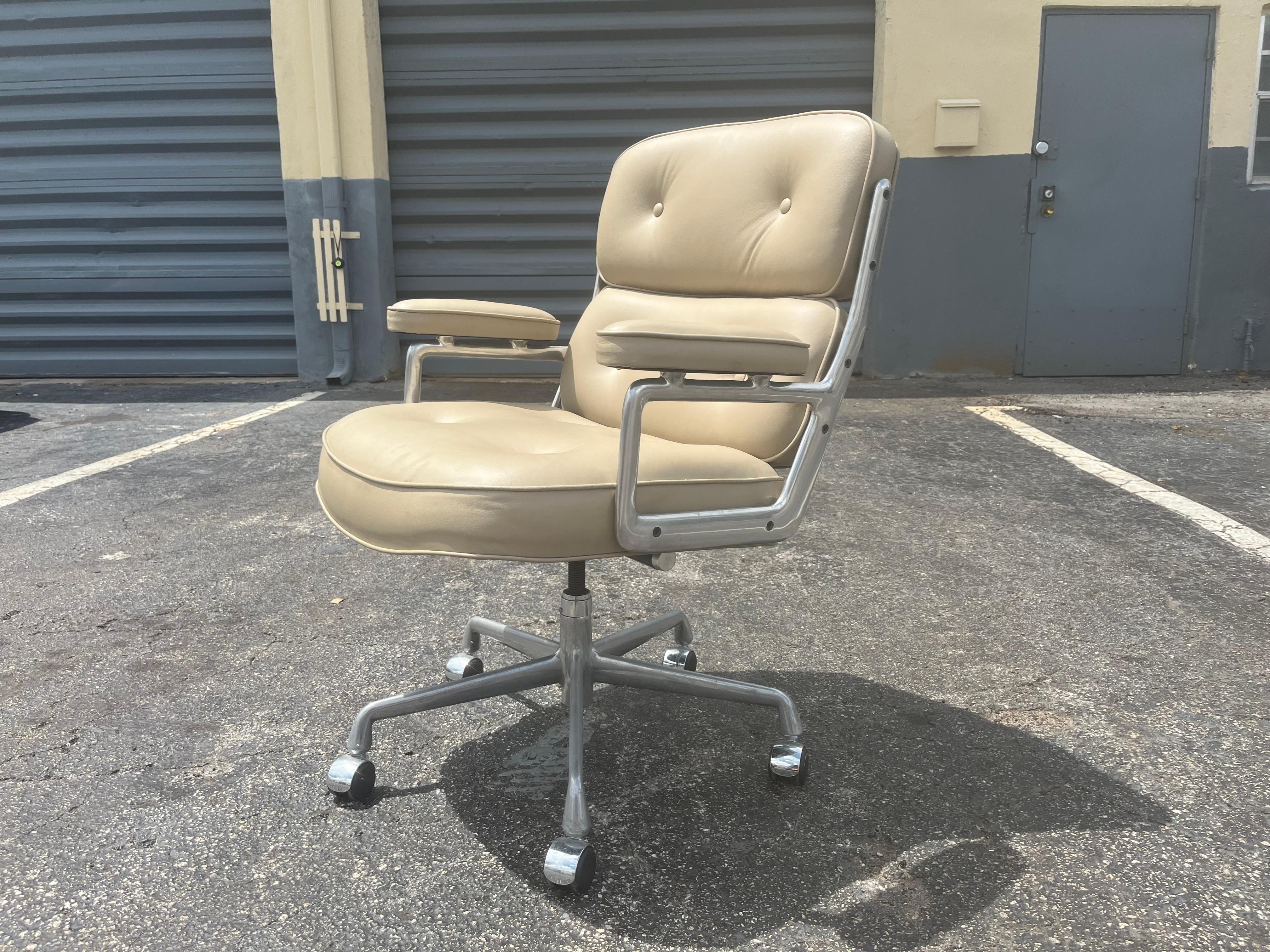 Original Eames Executive Lobby Chair, Leather, Time-Life Chair 3