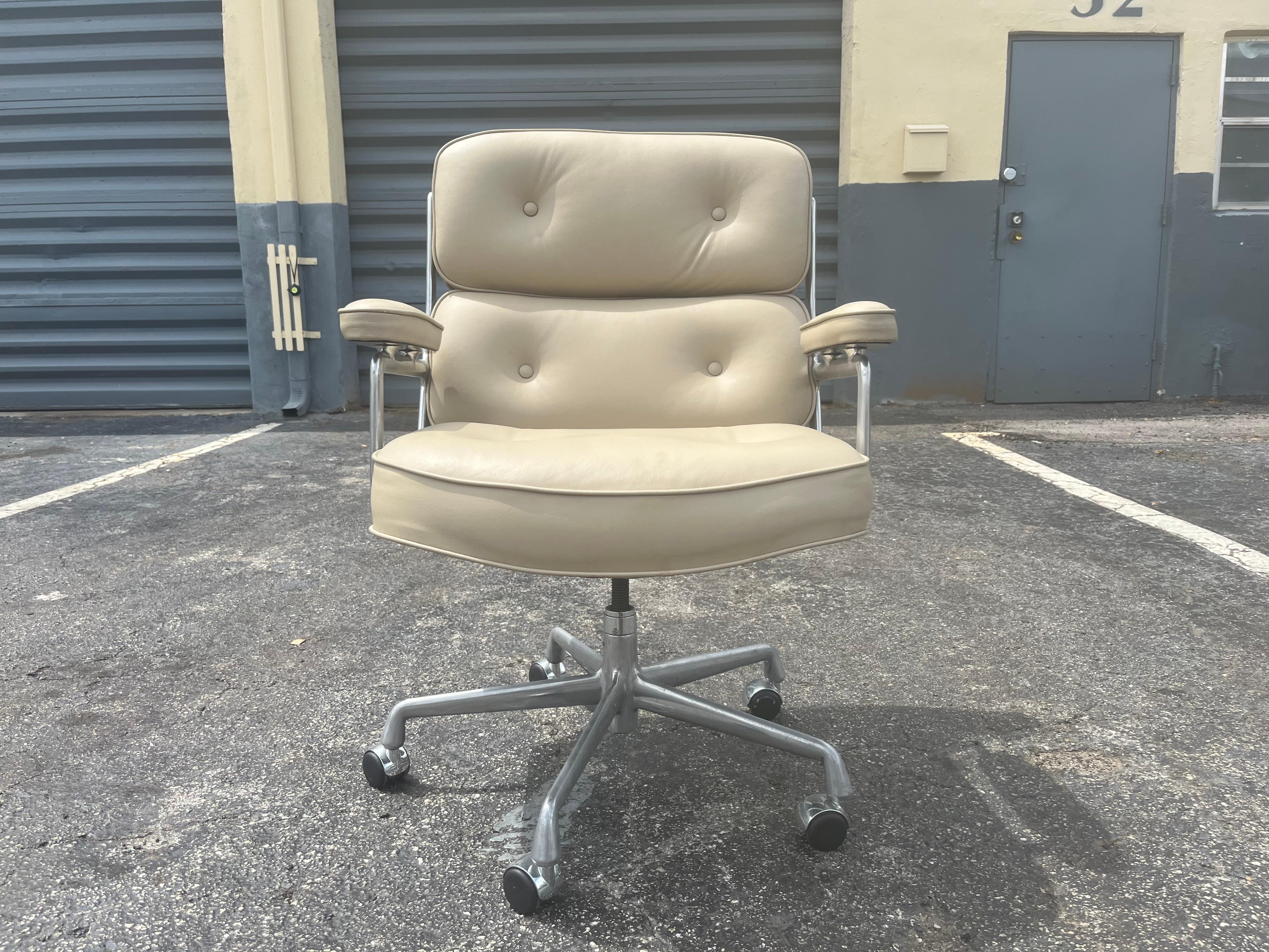 Original Eames Executive Lobby Chair, Leather, Time-Life Chair 9