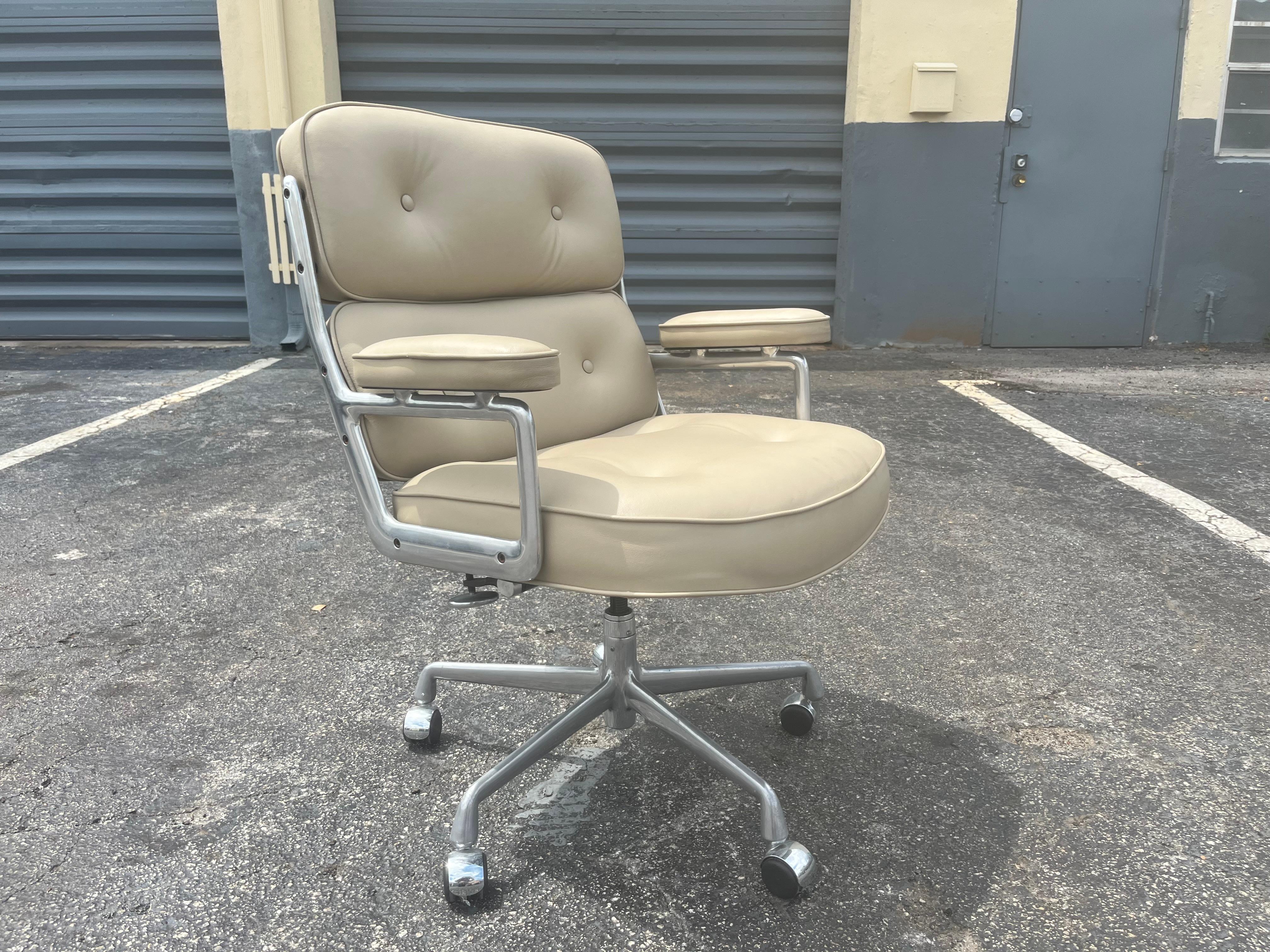 Original Eames Executive Lobby Chair, Leather, Time-Life Chair In Good Condition In Miami, FL
