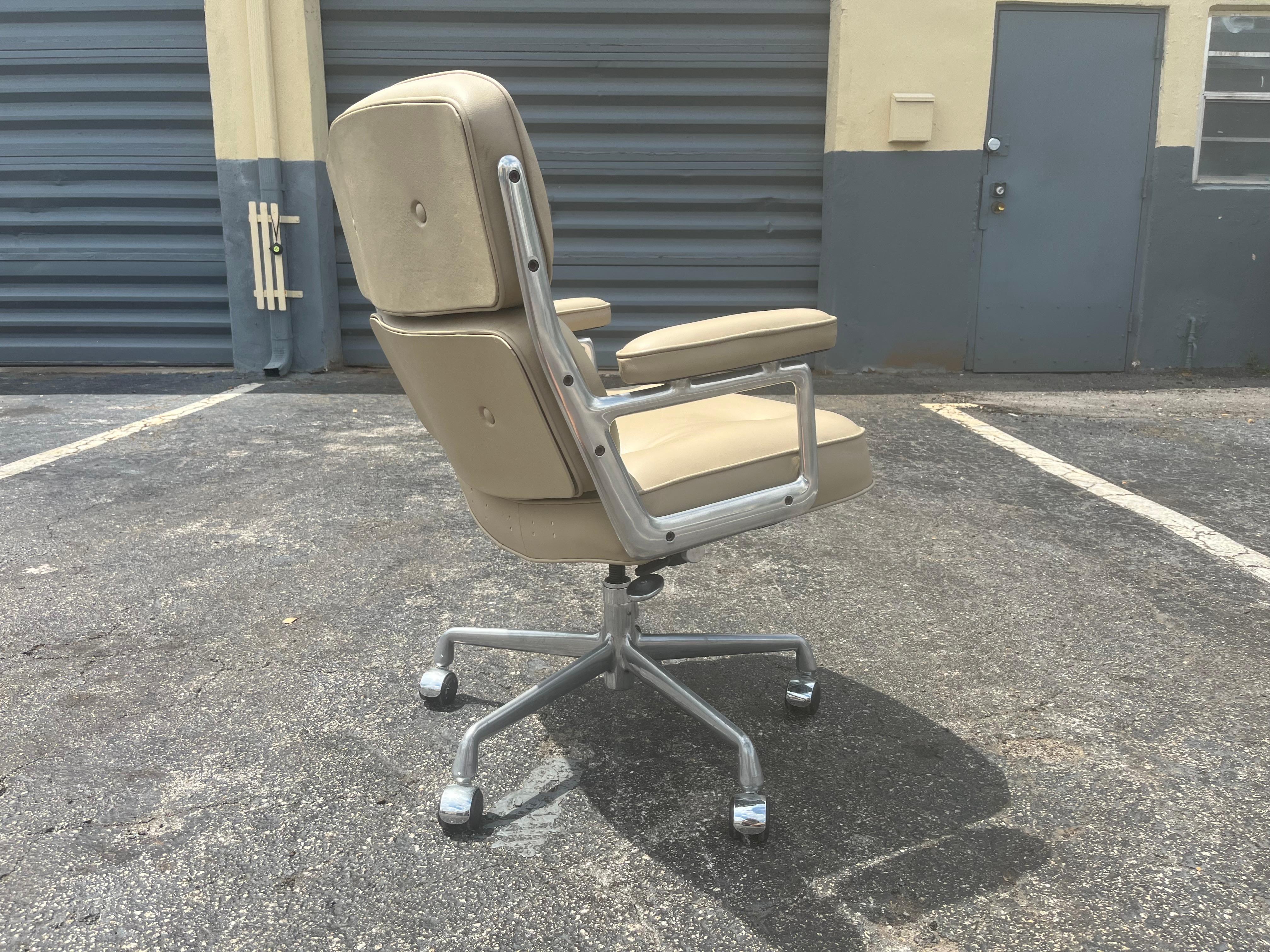 Late 20th Century Original Eames Executive Lobby Chair, Leather, Time-Life Chair