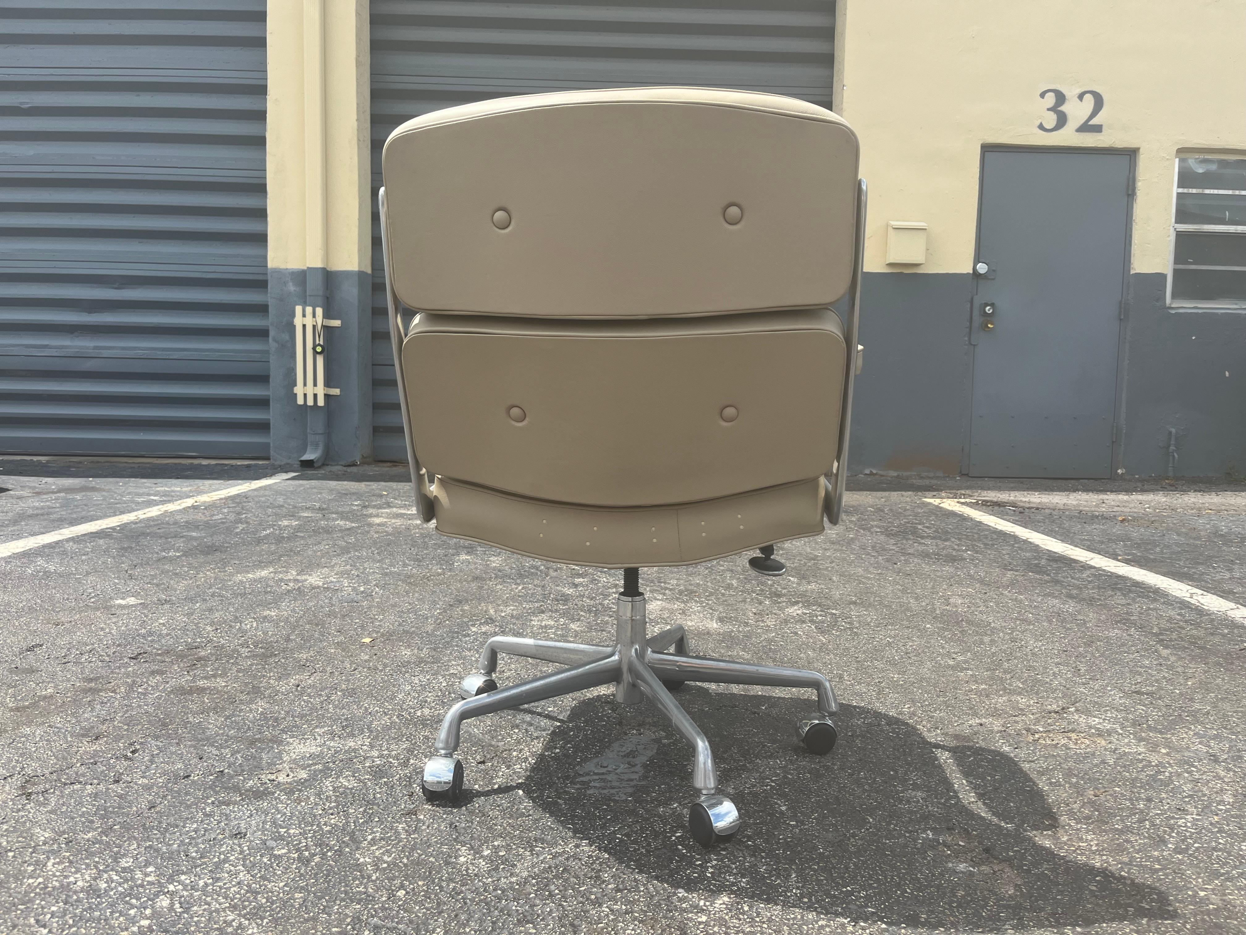 Aluminum Original Eames Executive Lobby Chair, Leather, Time-Life Chair