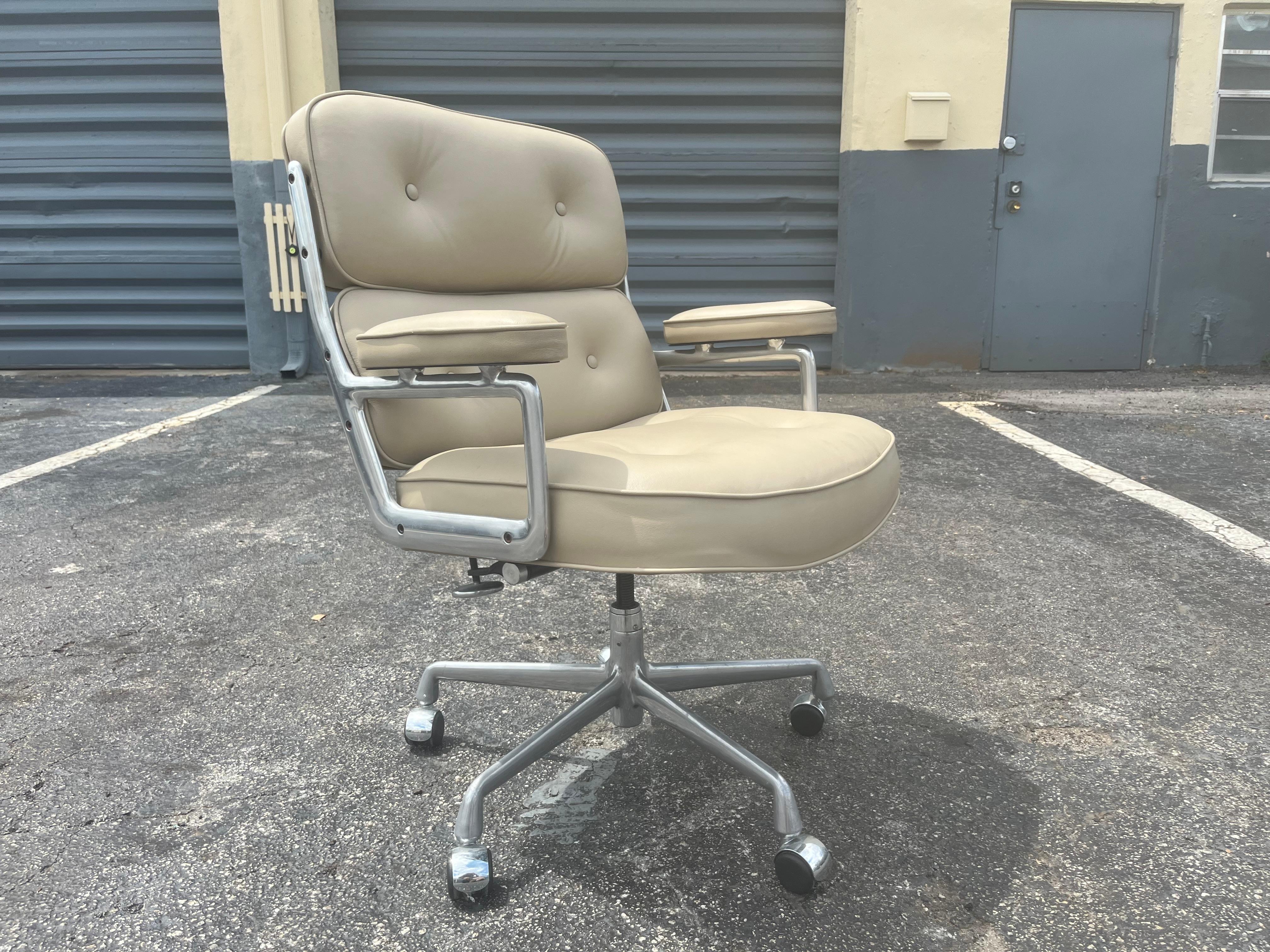 Original Eames Executive Lobby Chair, Leather, Time-Life Chair 2