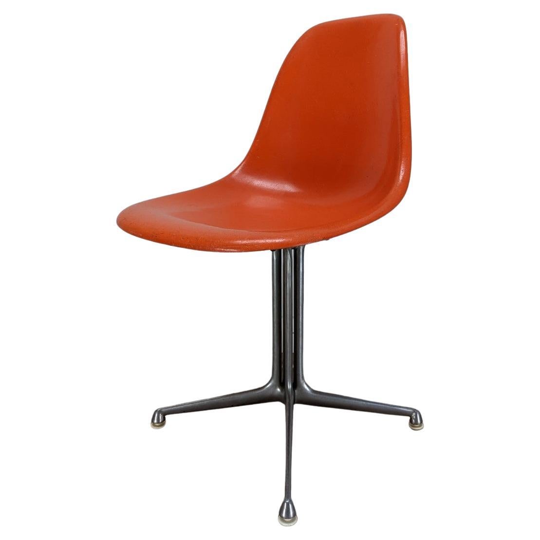 Original Eames Fibreglass Herman Miller chair with La Fonda base For Sale  at 1stDibs