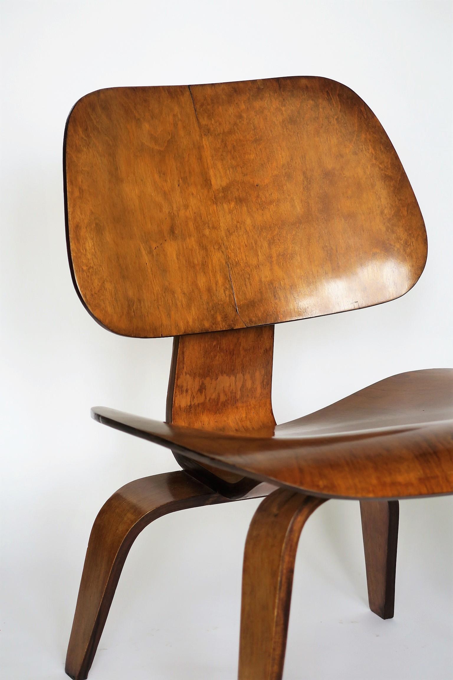 Chaise longue LCW iconique en contreplaqué d'érable, vers les années 1940. L C W (Lounge Chair Wood) conçu par Charles et Ray Eames, fabriqué par Evans / Herman Miller. Conserve le grand support arrière ovale pour amortisseurs et la configuration à