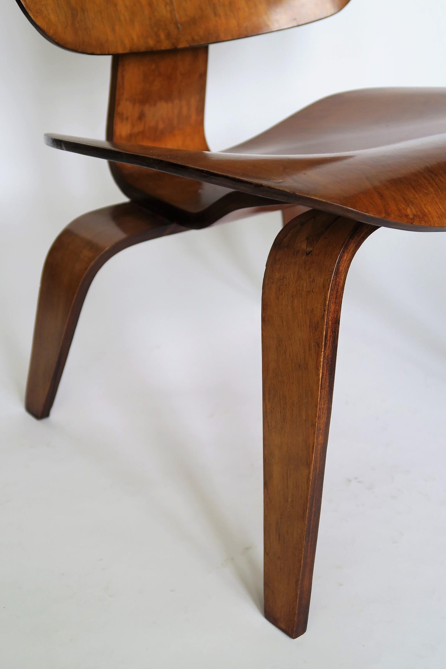 Américain Fauteuil de salon original Eames LCW en contreplaqué d'érable pour Herman Miller, vers 1940
