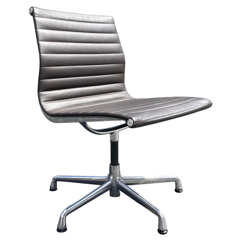 https://a.1stdibscdn.com/original-eames-leather-aluminum-group-side-chairs-herman-miller-for-sale/1121189/f_246042921626963615344/24604292_master.jpeg?width=768