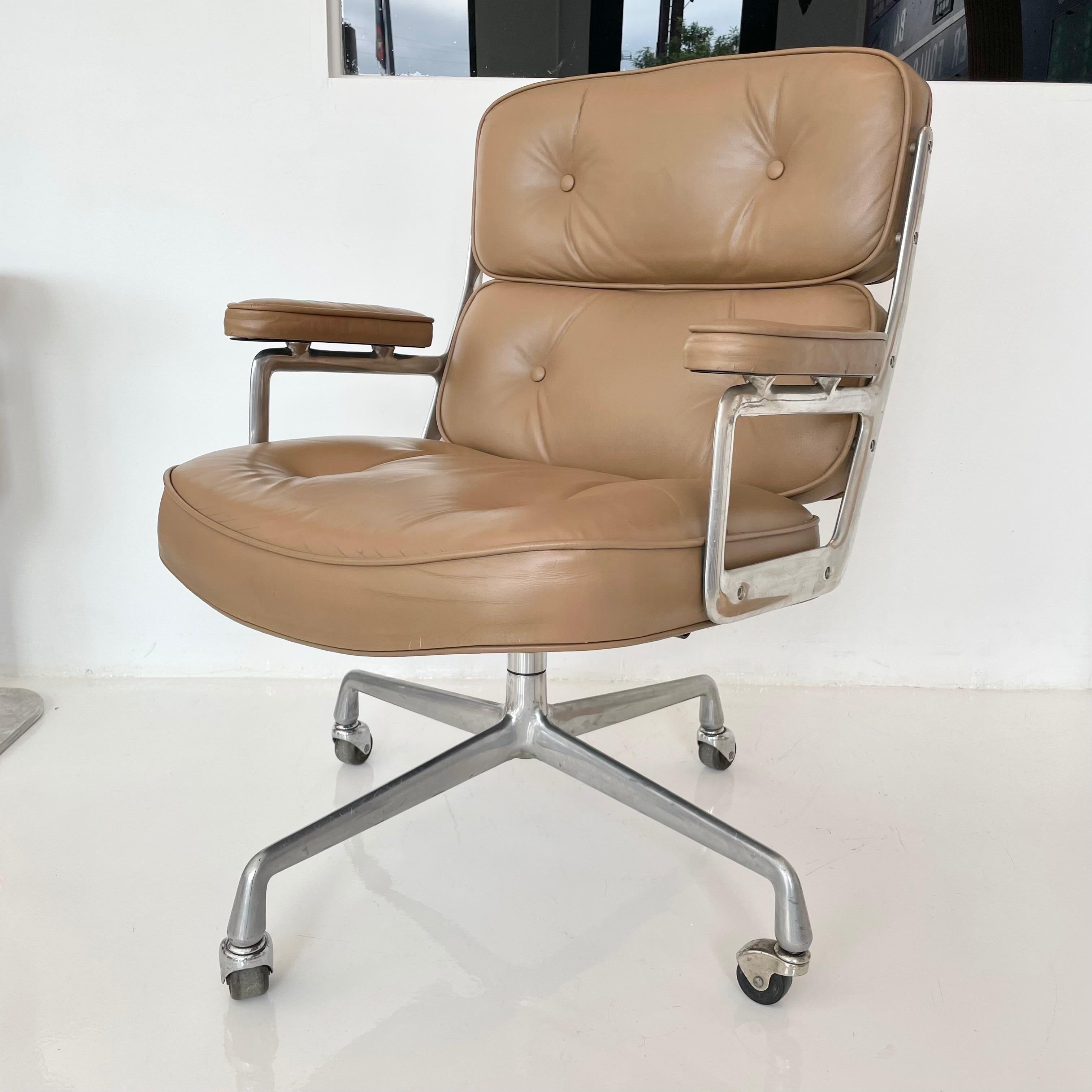 Original Eames Time Life Chair in Camel Leather In Good Condition In Los Angeles, CA