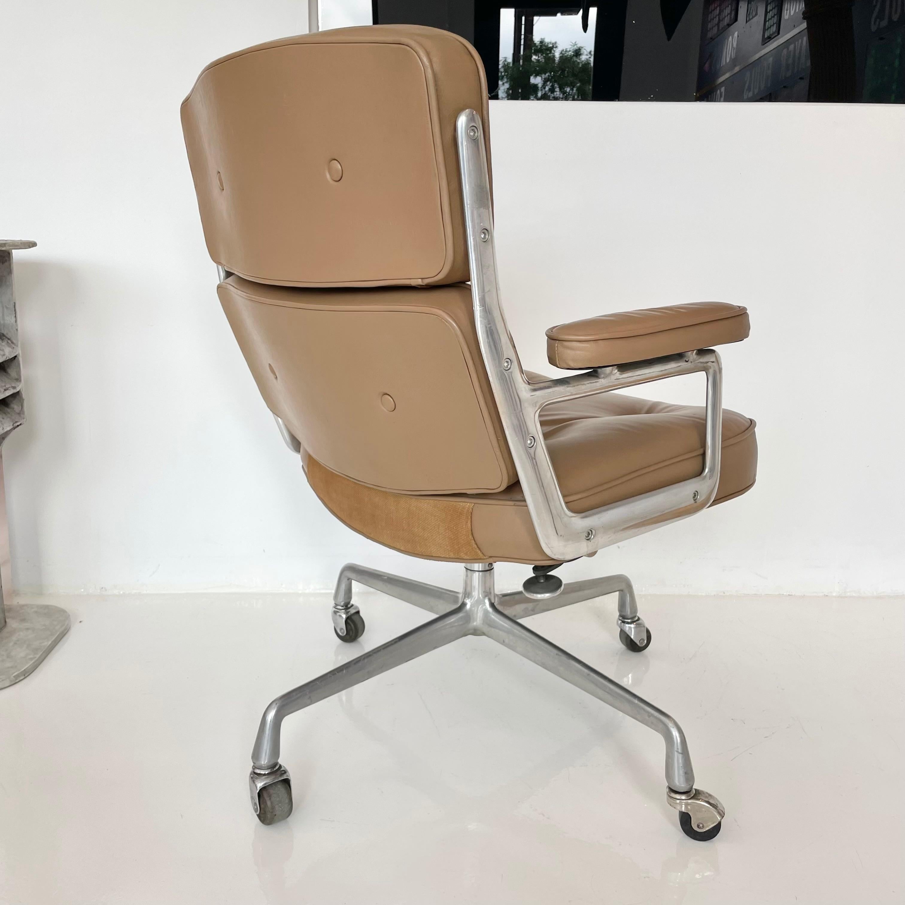 Aluminum Original Eames Time Life Chair in Camel Leather