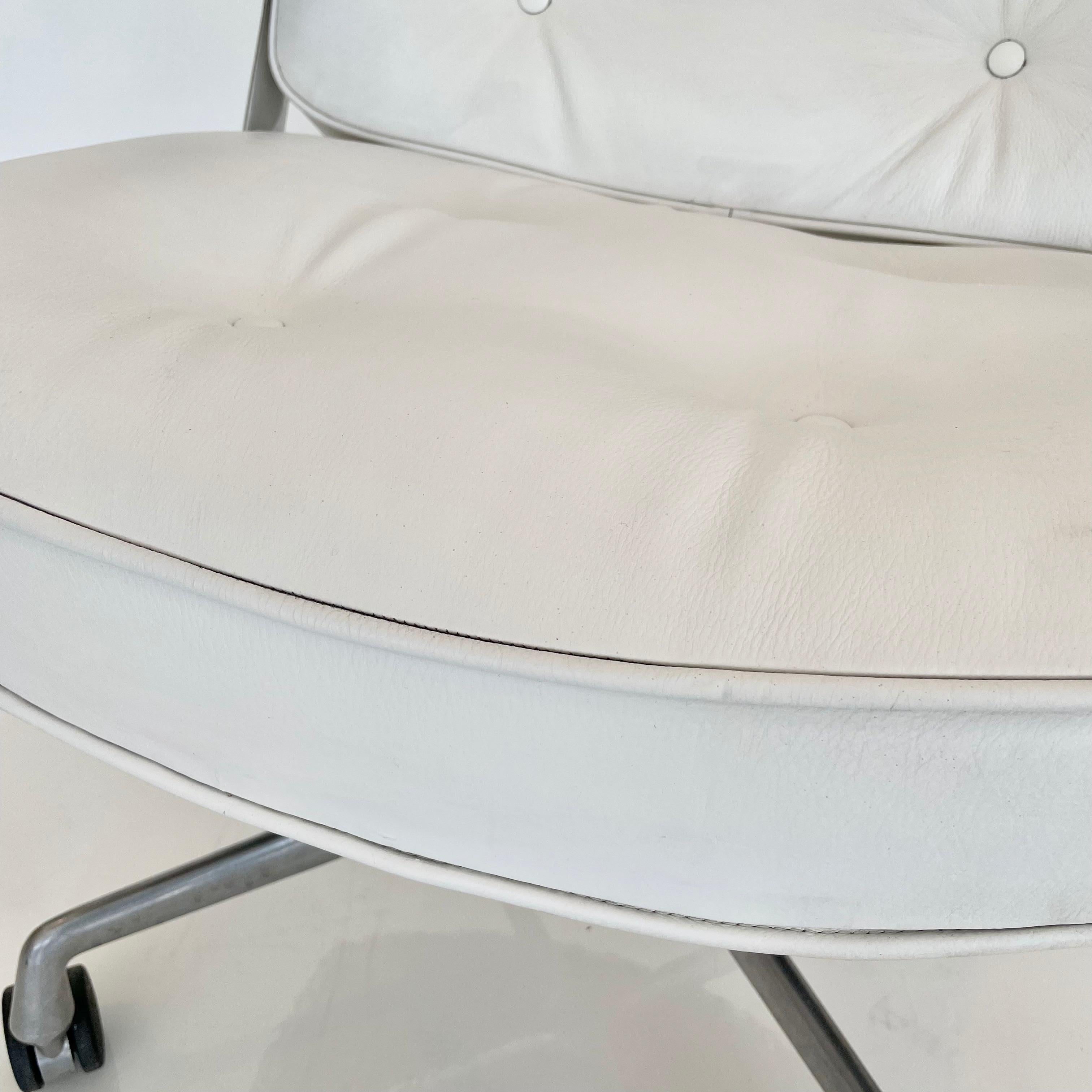 Original Eames Time Life Chair in White Leather 10