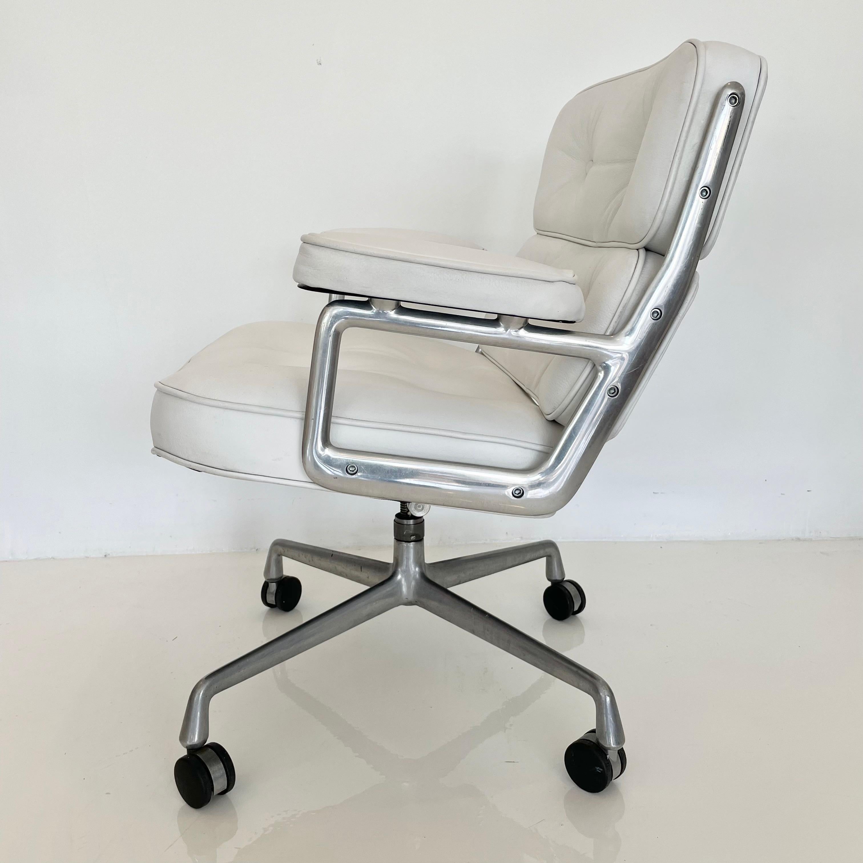Original Eames Time Life Chair in White Leather In Good Condition In Los Angeles, CA