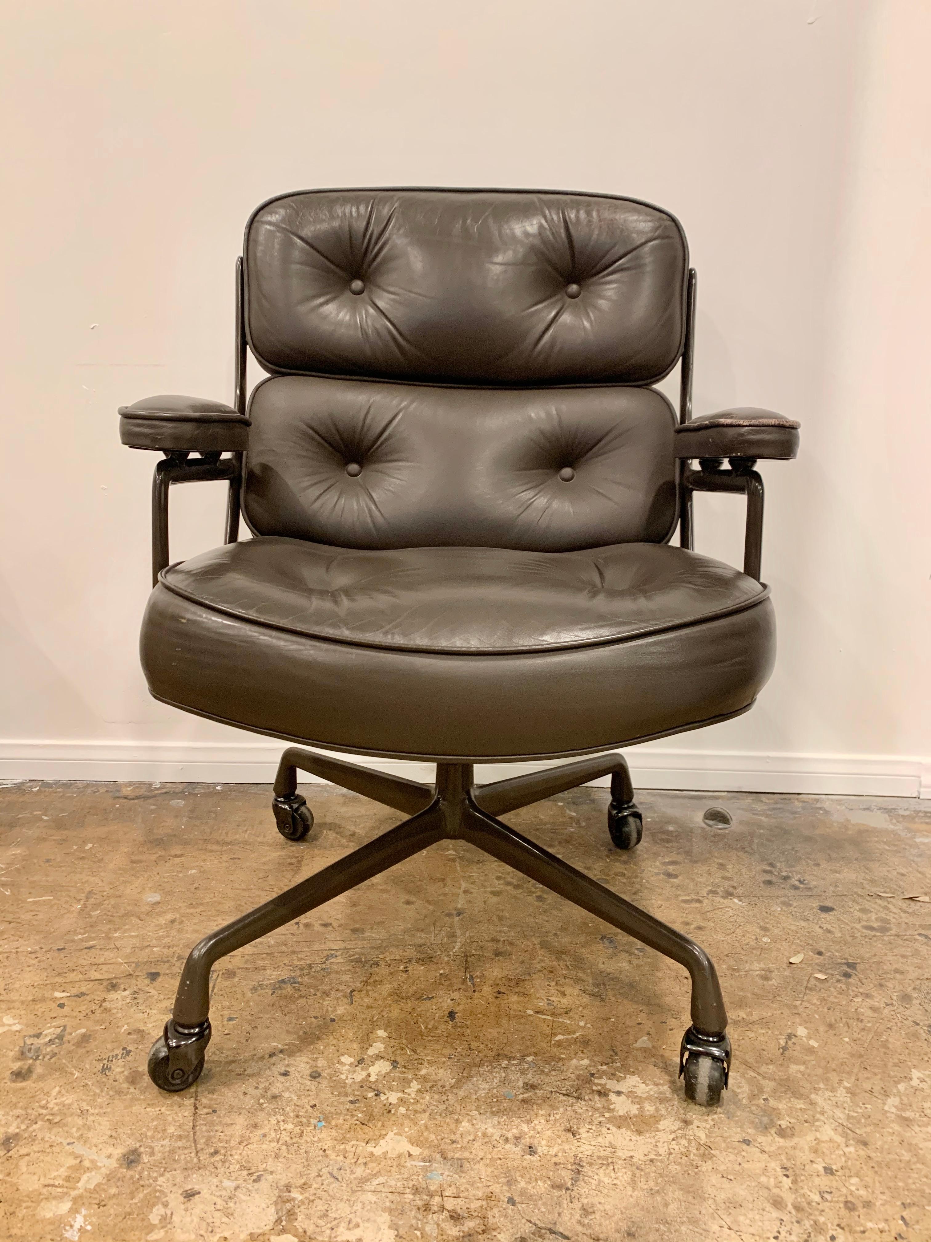 Original Eames Time Life Chair in Olive Brown Leather In Good Condition In Los Angeles, CA