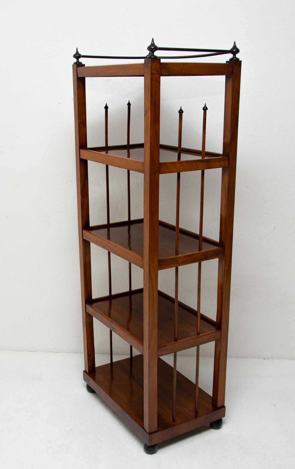 A beautiful etagere/shelf from early Biedermeier, in walnut veneer, ebonized. It was made around 1830 in the former Austro-Hungarian monarchy. It consists of five plates and compartments, side sections are intersected by arrow-shaped bars, typical